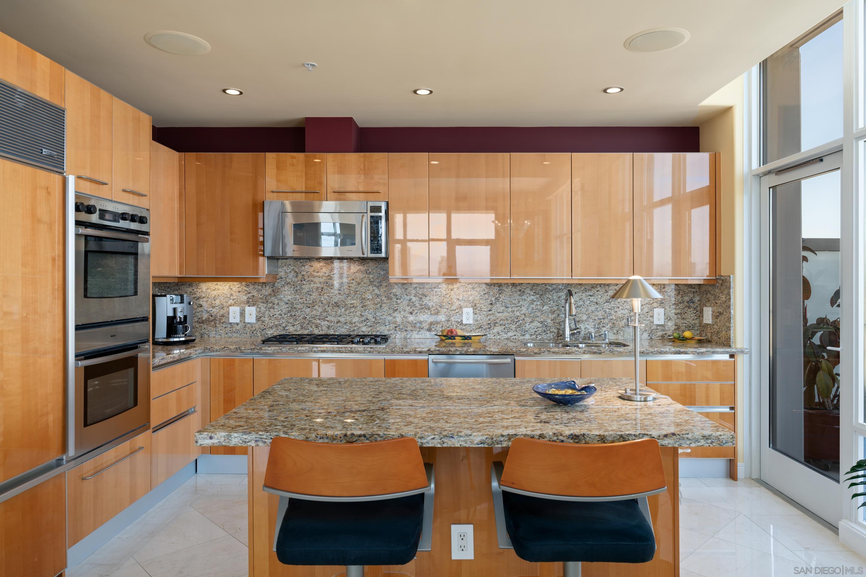 550 Front St 2702