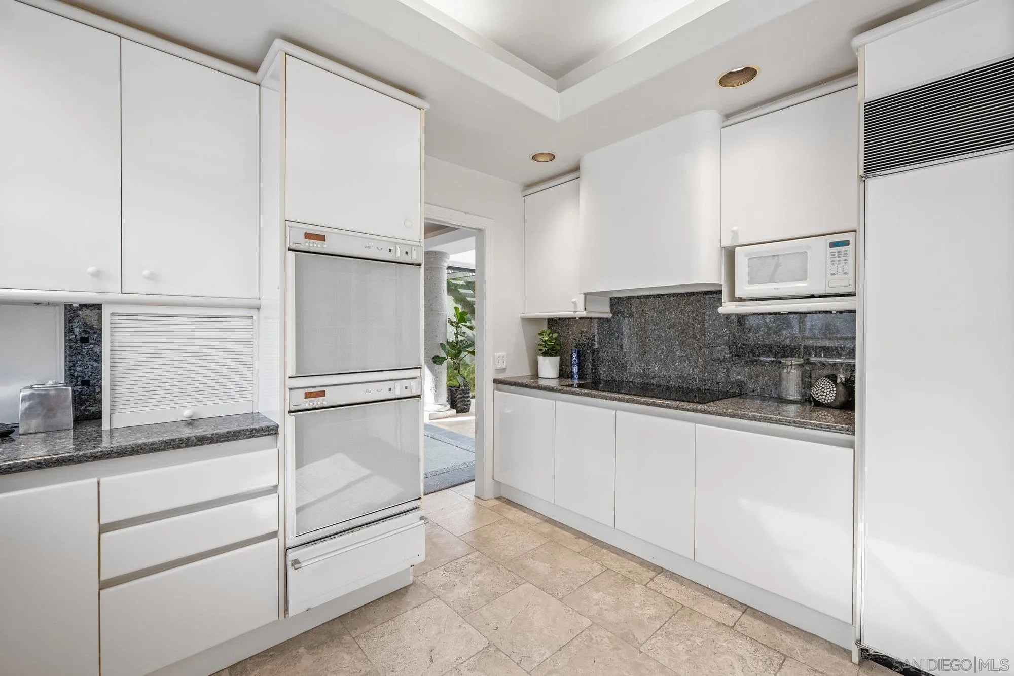 La Jolla, California 92037, United States, 4 Bedrooms Bedrooms, ,3 BathroomsBathrooms,Residential,Pending,109509