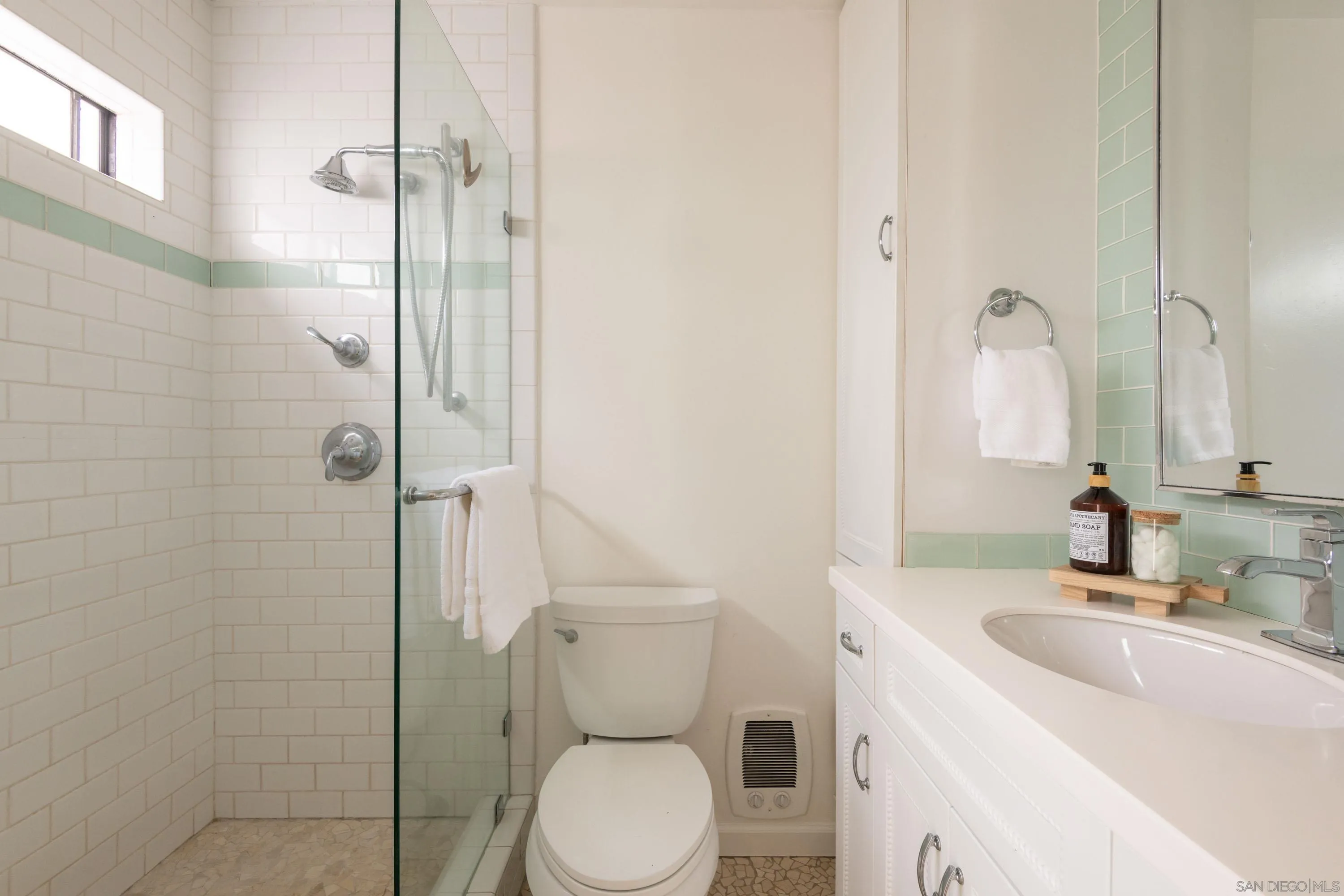 San Diego, California 92106, United States, 2 Bedrooms Bedrooms, ,2 BathroomsBathrooms,Residential,Pending,110999