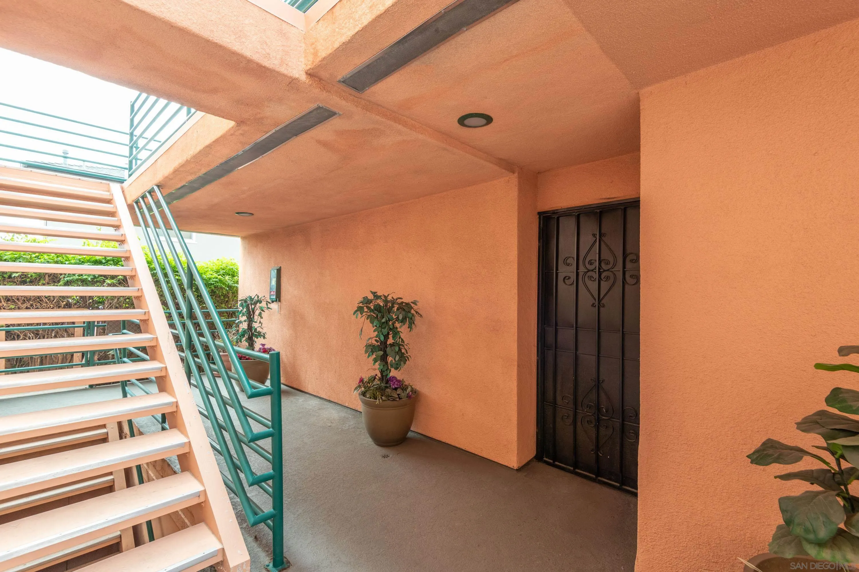 San Diego, California 92106, United States, 2 Bedrooms Bedrooms, ,2 BathroomsBathrooms,Residential,Pending,110999