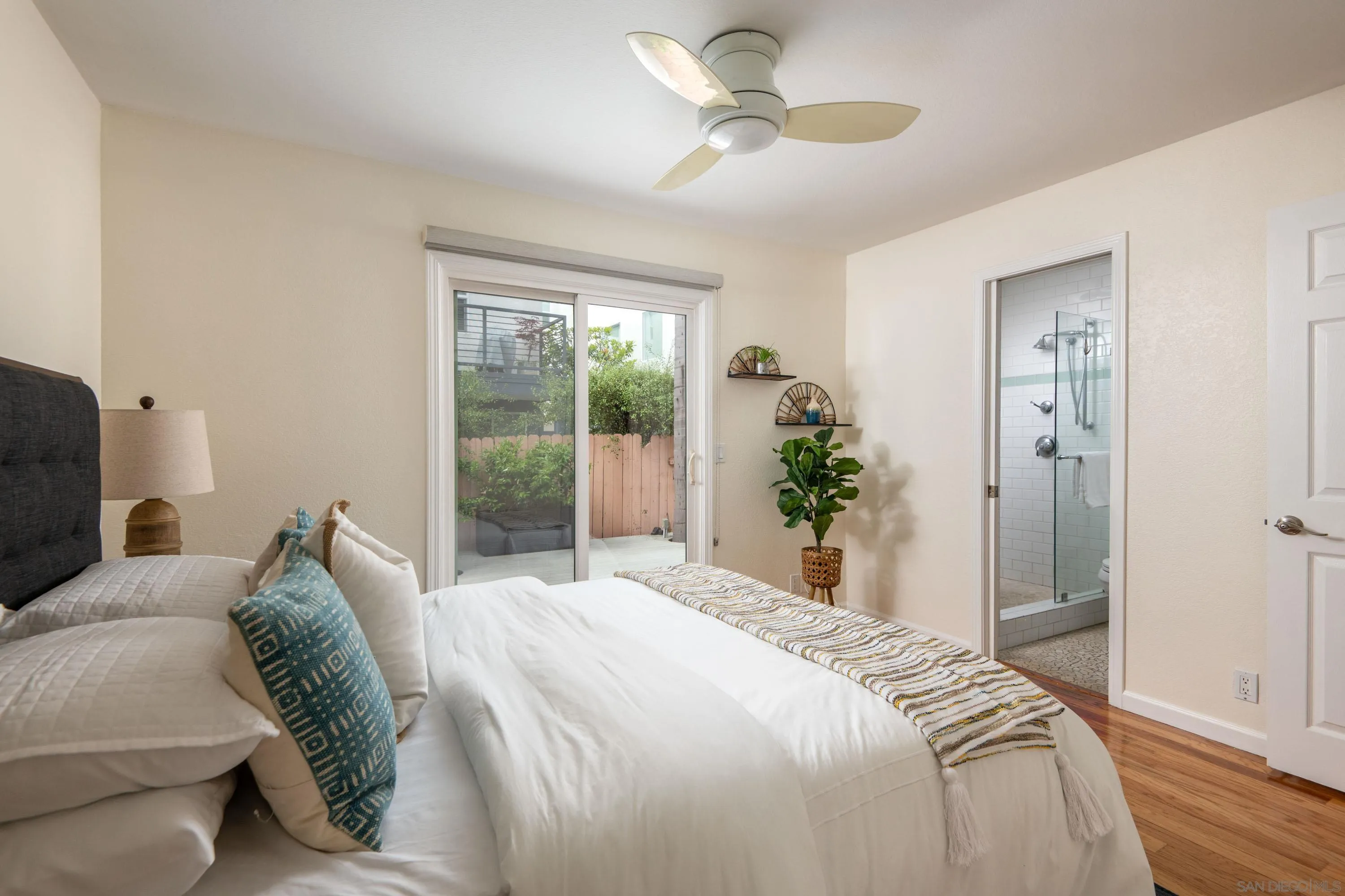 San Diego, California 92106, United States, 2 Bedrooms Bedrooms, ,2 BathroomsBathrooms,Residential,Pending,110999