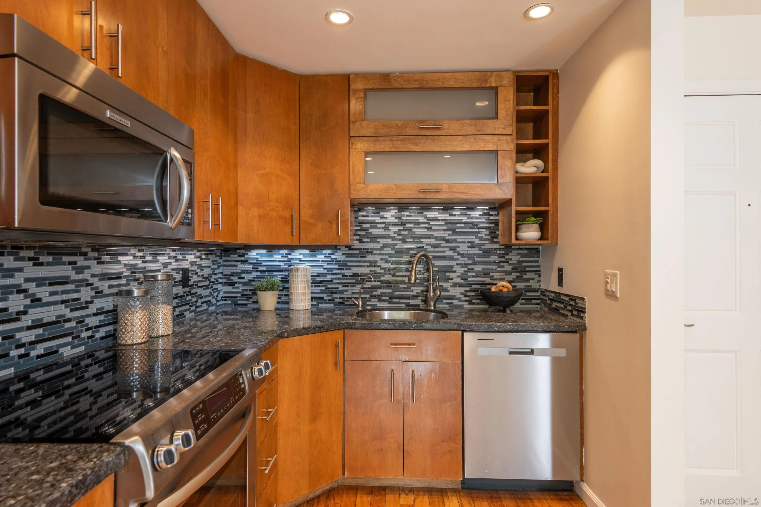 San Diego, California 92106, United States, 2 Bedrooms Bedrooms, ,2 BathroomsBathrooms,Residential,Pending,110999