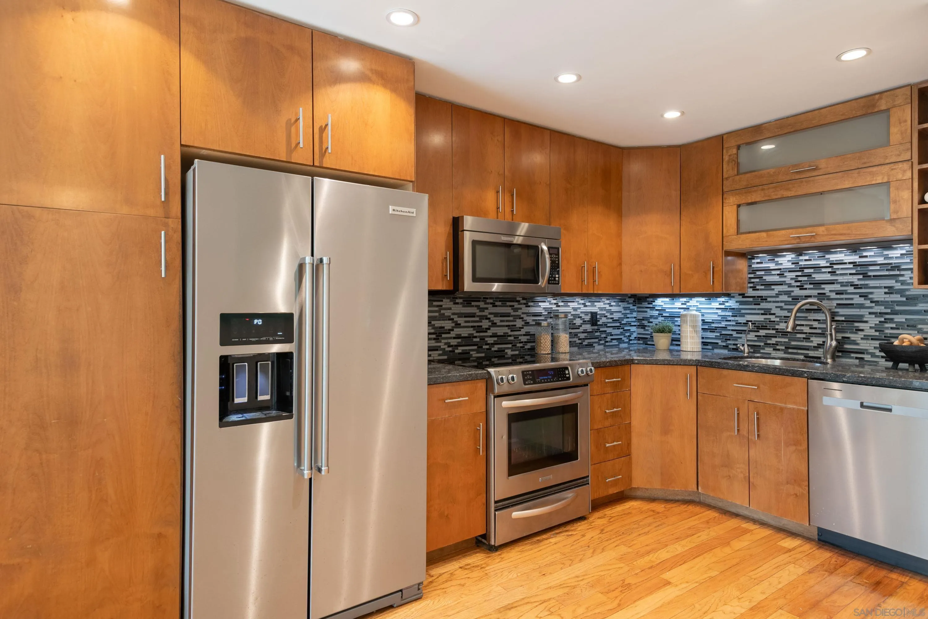 San Diego, California 92106, United States, 2 Bedrooms Bedrooms, ,2 BathroomsBathrooms,Residential,Pending,110999