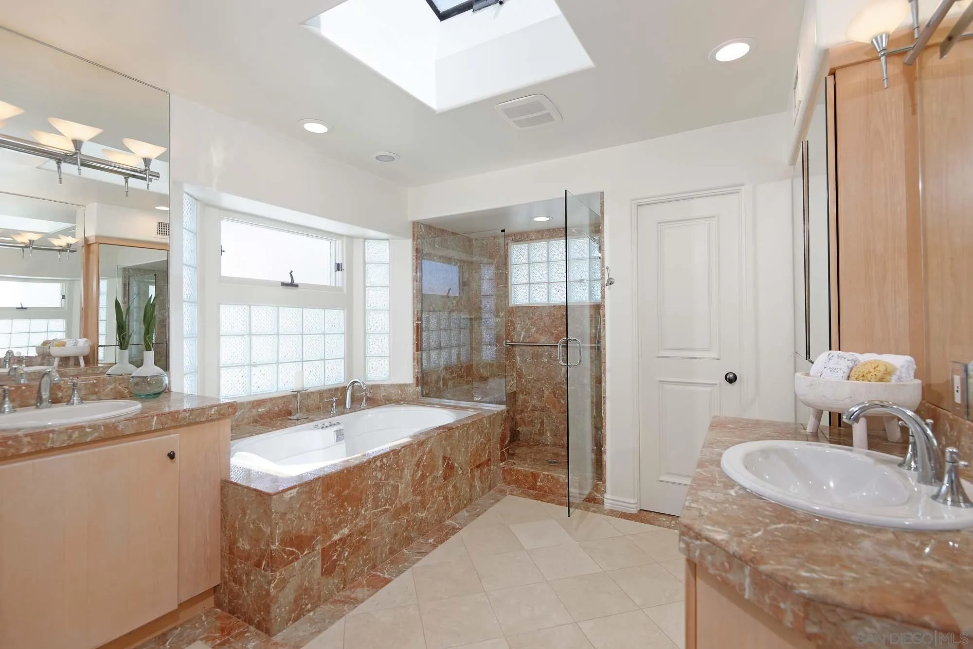 La Jolla, California 92037, United States, 3 Bedrooms Bedrooms, ,3 BathroomsBathrooms,Residential,Active,119257