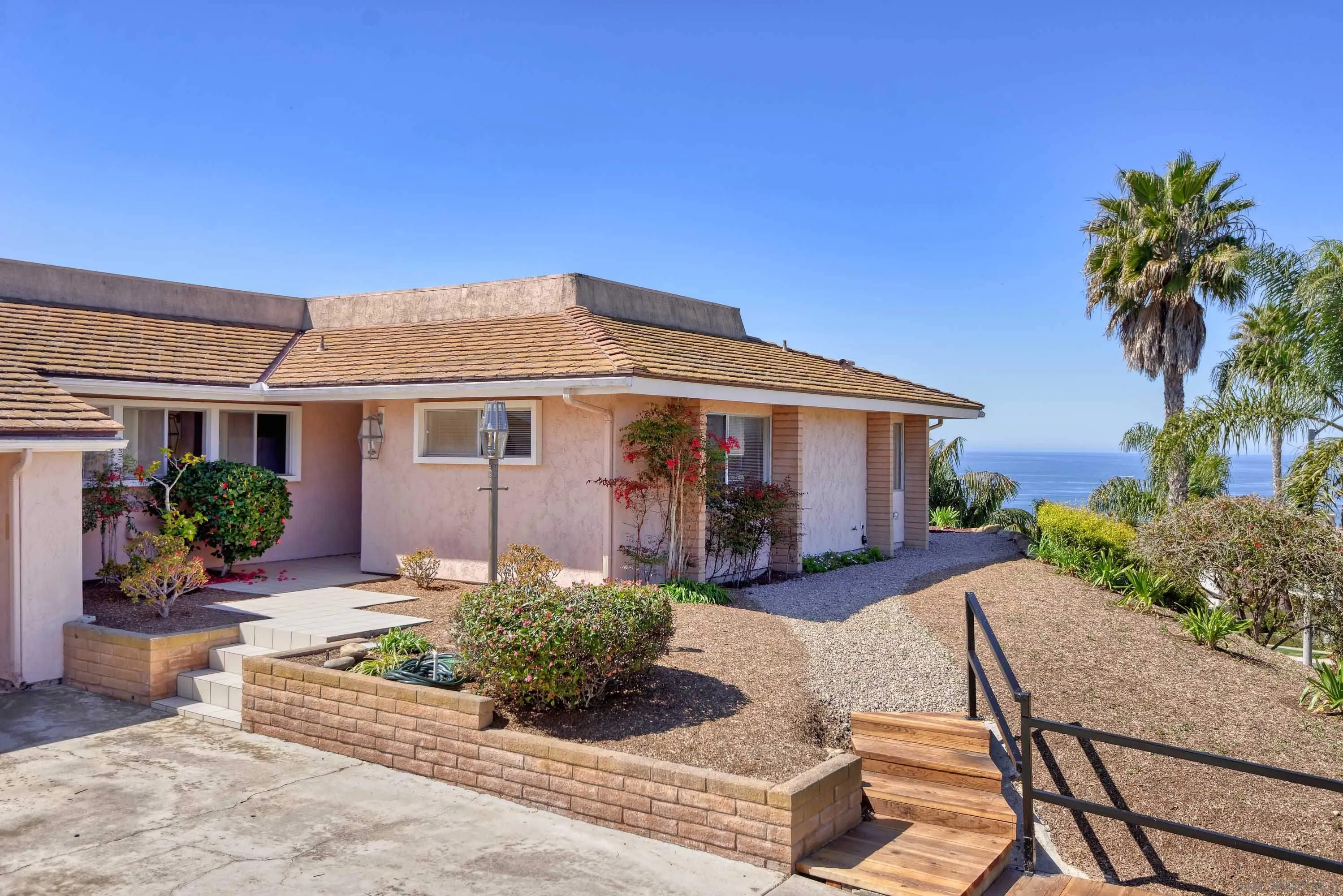 La Jolla, California 92037, United States, 2 Bedrooms Bedrooms, ,3 BathroomsBathrooms,Residential,Pending,103972