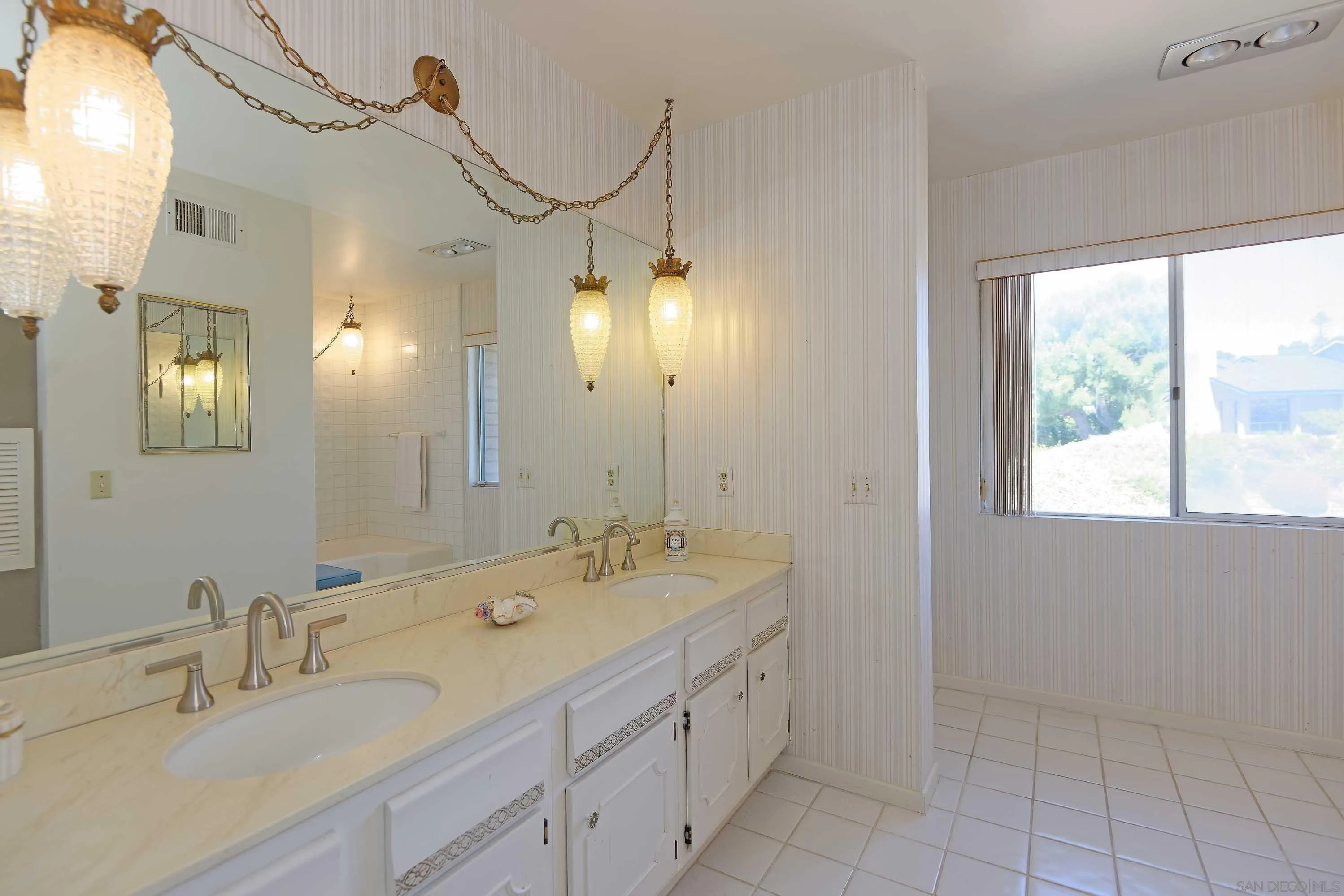 La Jolla, California 92037, United States, 2 Bedrooms Bedrooms, ,3 BathroomsBathrooms,Residential,Pending,103972