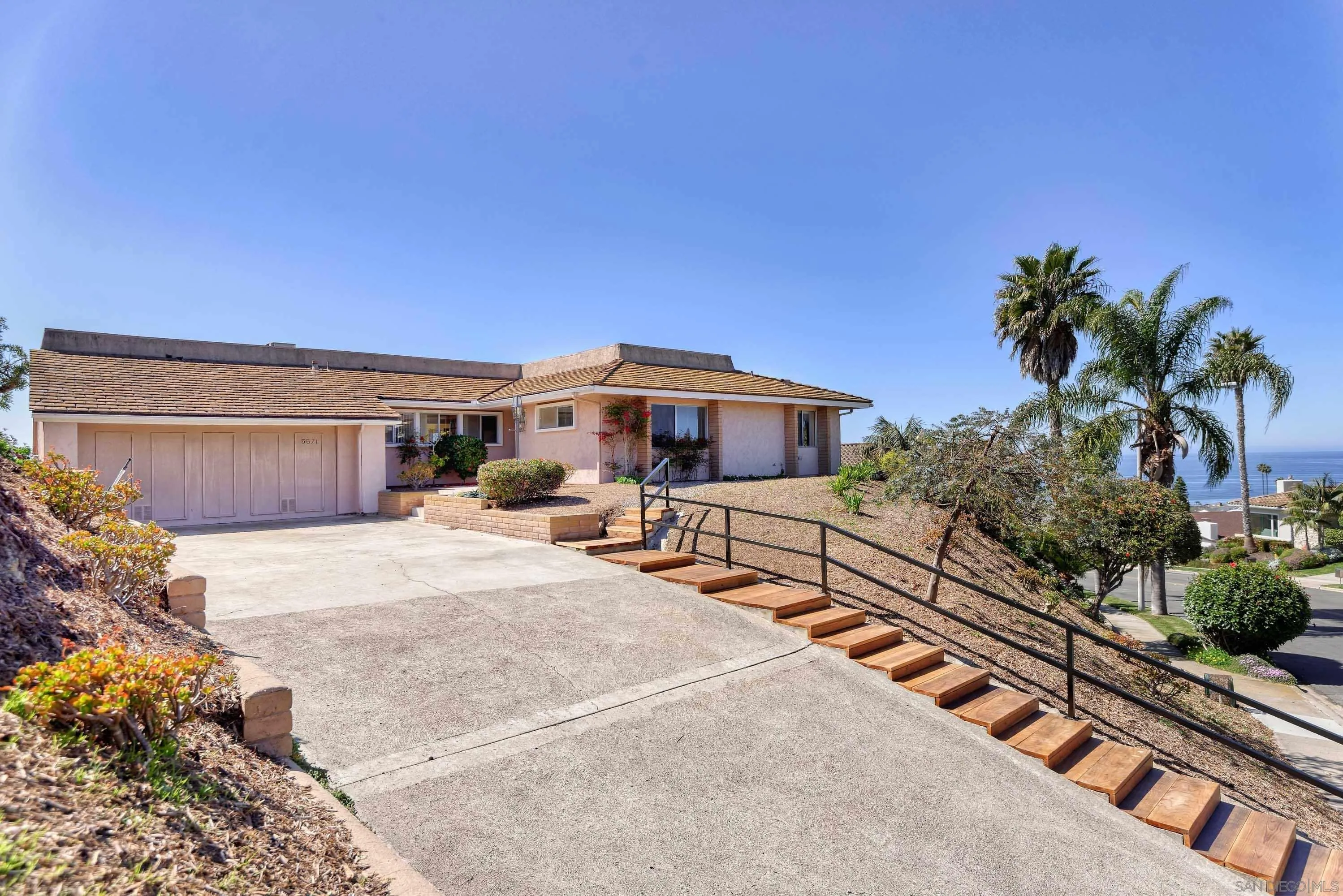 La Jolla, California 92037, United States, 2 Bedrooms Bedrooms, ,3 BathroomsBathrooms,Residential,Pending,103972