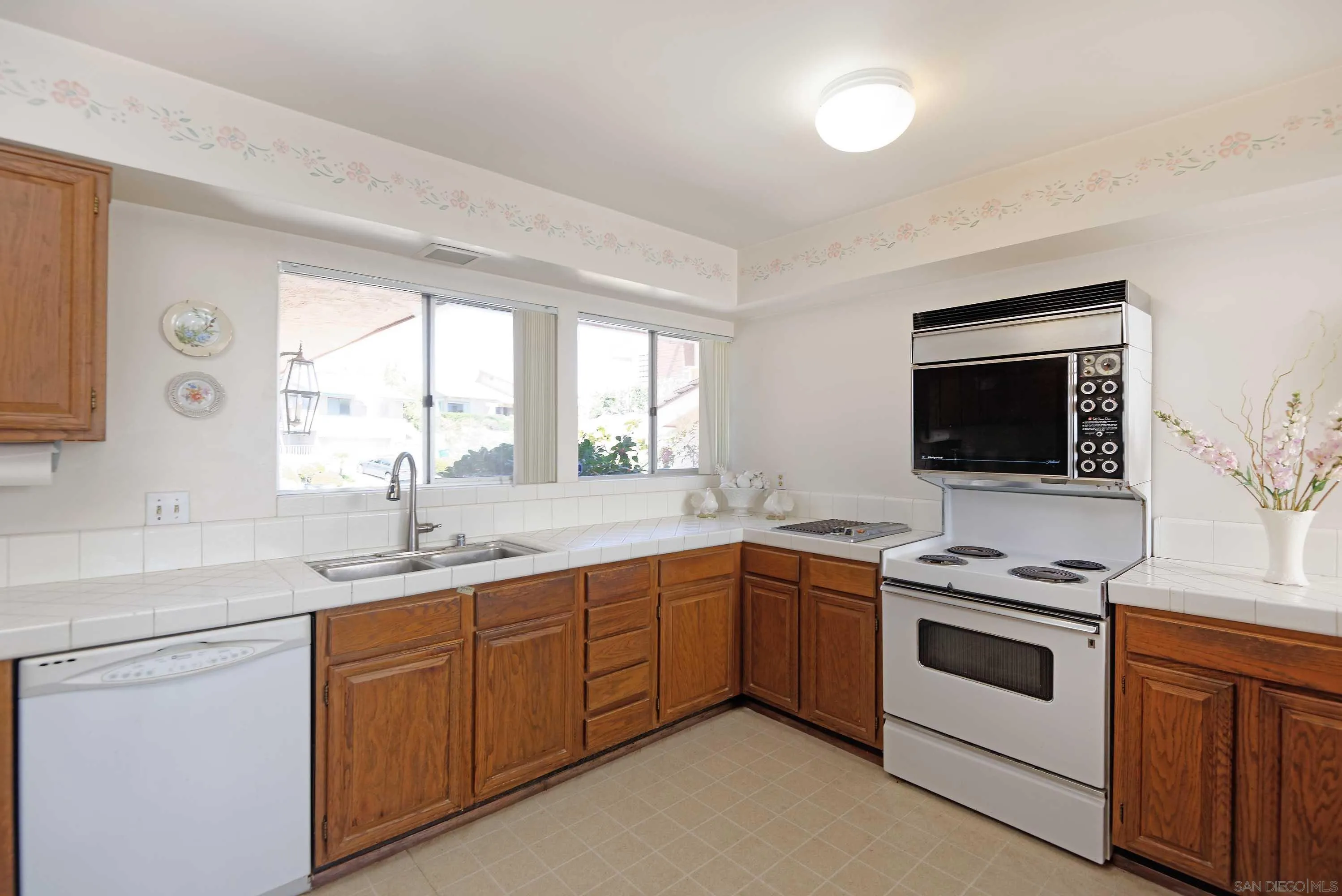 La Jolla, California 92037, United States, 2 Bedrooms Bedrooms, ,3 BathroomsBathrooms,Residential,Pending,103972