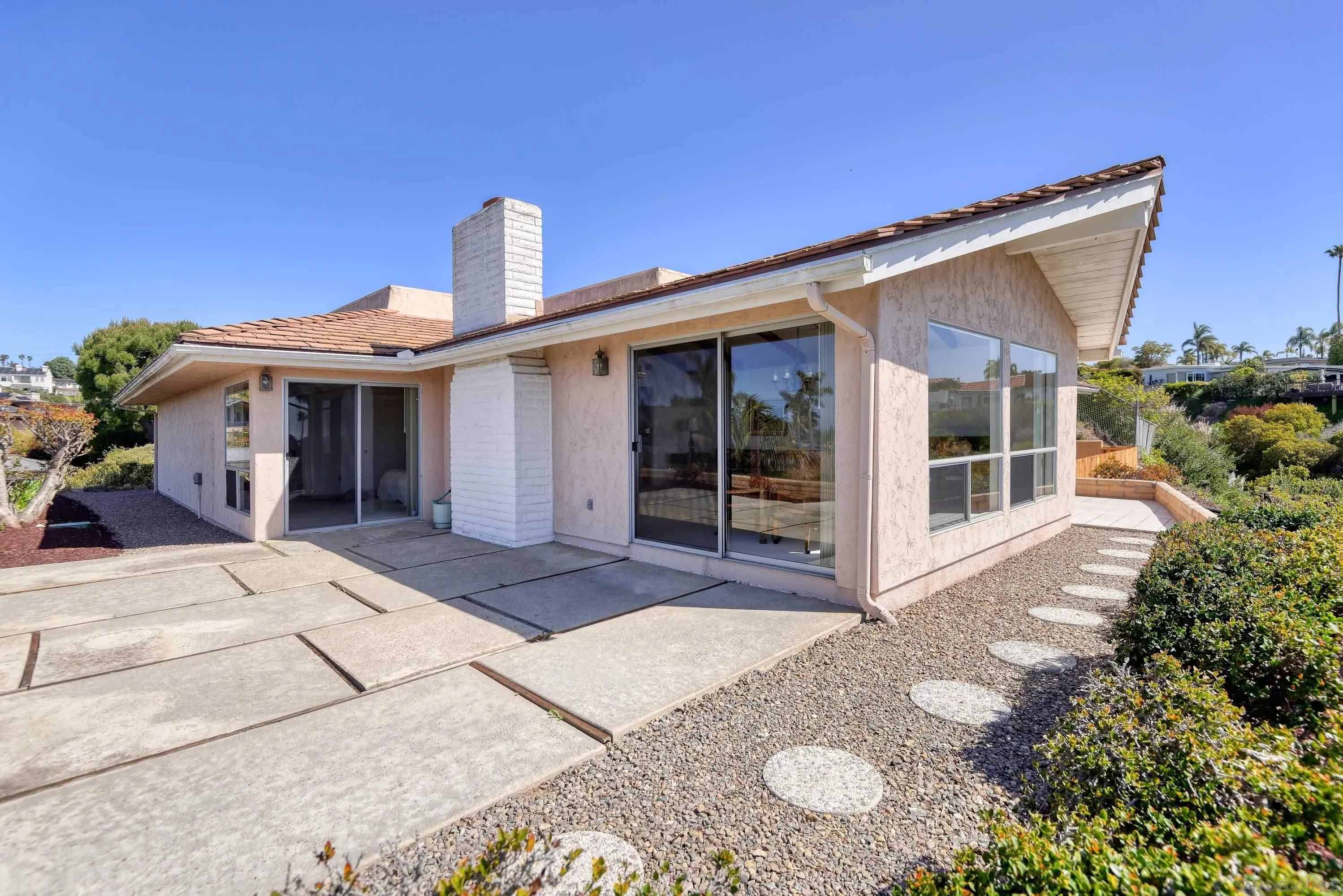 La Jolla, California 92037, United States, 2 Bedrooms Bedrooms, ,3 BathroomsBathrooms,Residential,Pending,103972