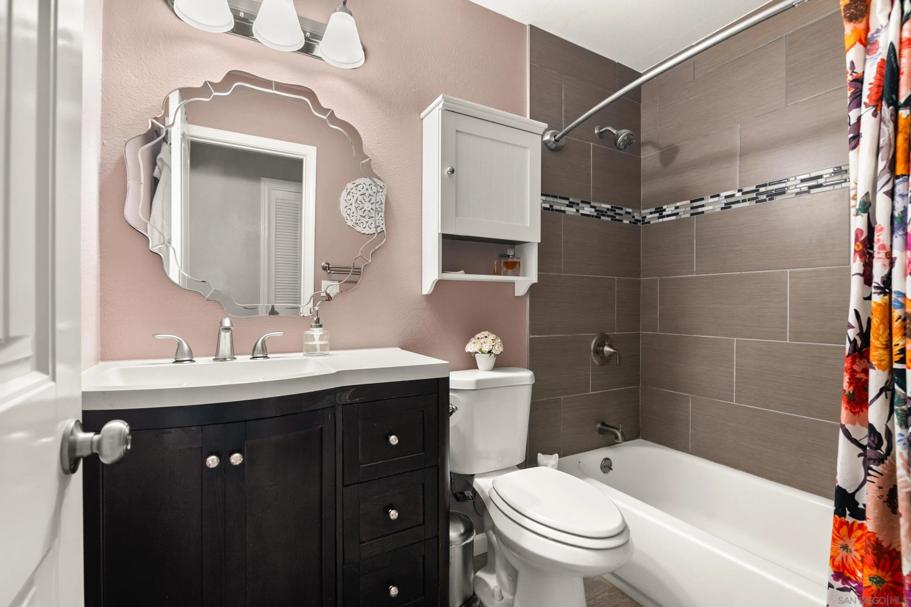 Carlsbad, California 92008, United States, 4 Bedrooms Bedrooms, ,3 BathroomsBathrooms,Residential,Pending,136490