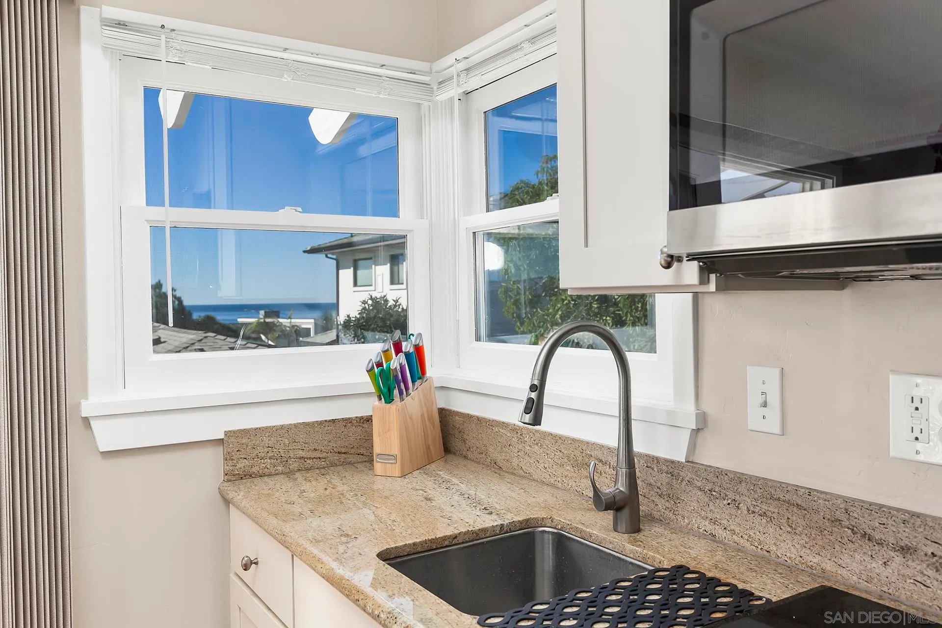 La Jolla, California 92037, United States, 4 Bedrooms Bedrooms, ,2 BathroomsBathrooms,Residential,Active,17540