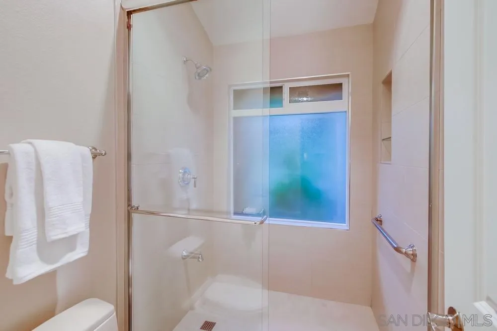 Poway, California 92064, United States, 5 Bedrooms Bedrooms, ,4 BathroomsBathrooms,Residential,Active,145536