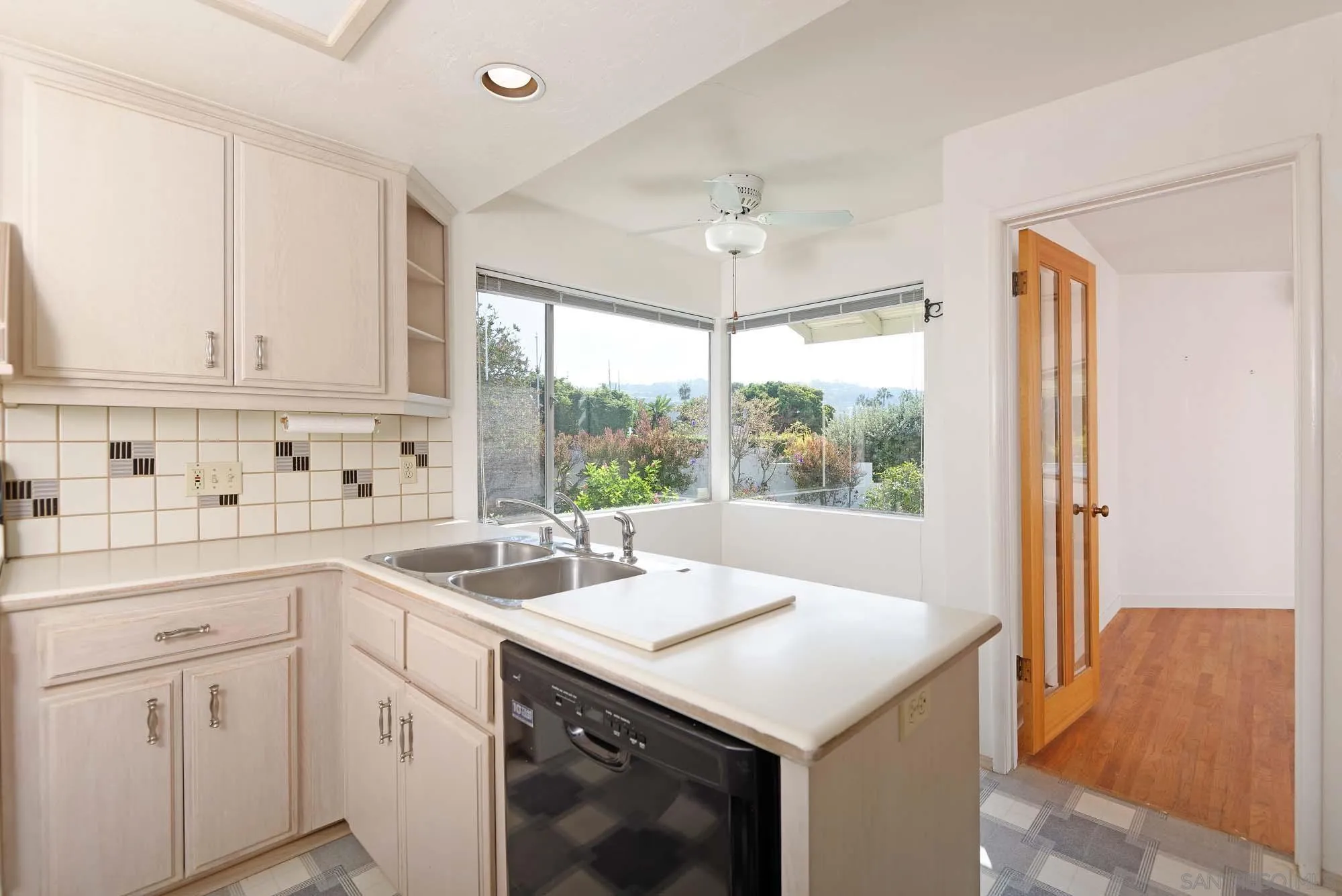 La Jolla, California 92037, United States, 3 Bedrooms Bedrooms, ,2 BathroomsBathrooms,Residential,Pending,18924