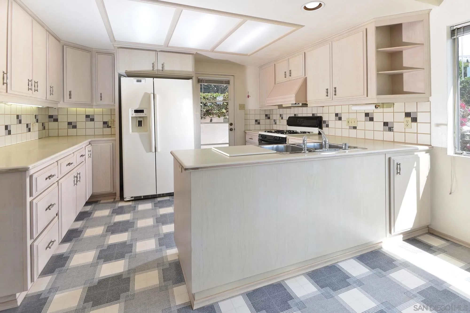 La Jolla, California 92037, United States, 3 Bedrooms Bedrooms, ,2 BathroomsBathrooms,Residential,Pending,18924