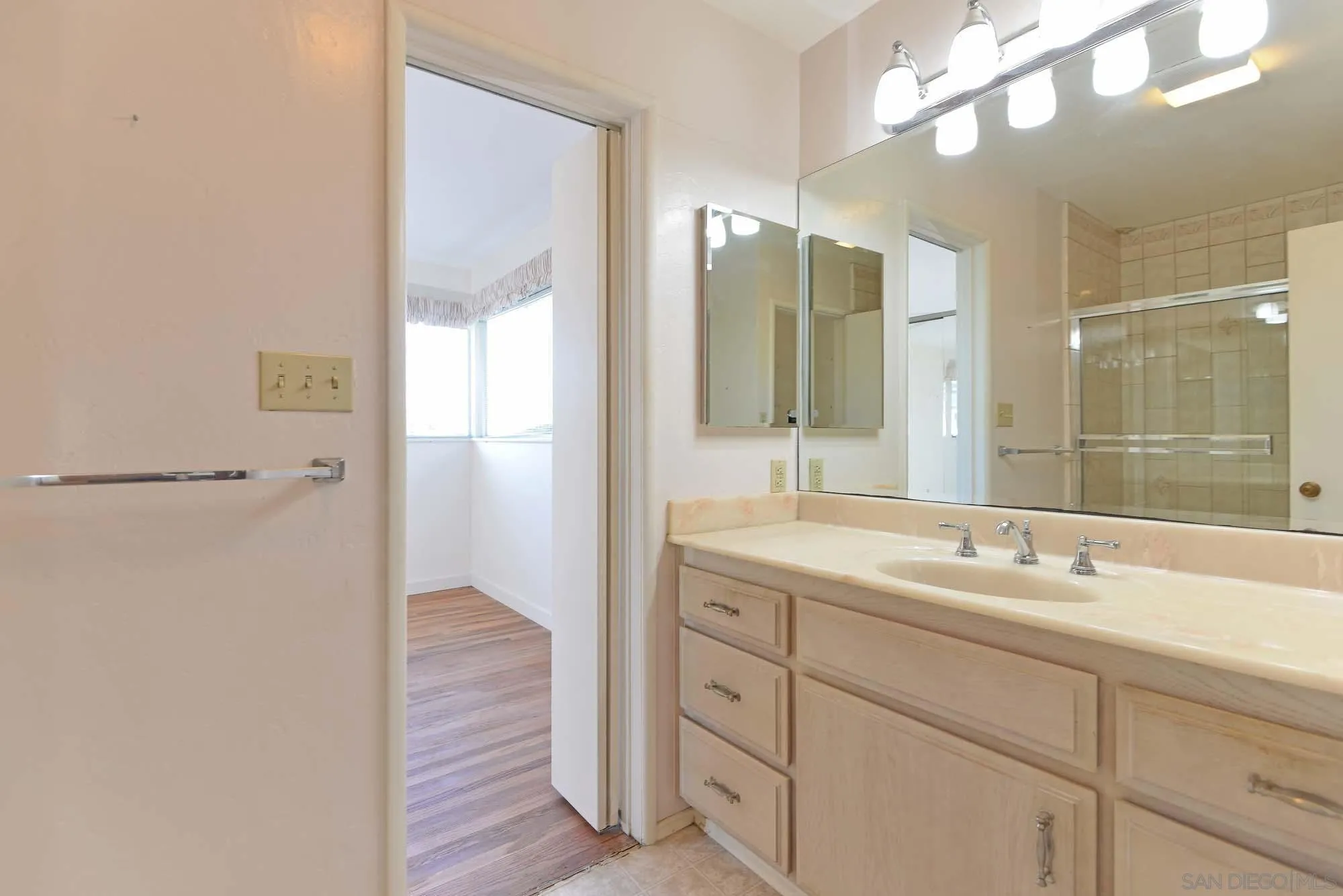 La Jolla, California 92037, United States, 3 Bedrooms Bedrooms, ,2 BathroomsBathrooms,Residential,Pending,18924