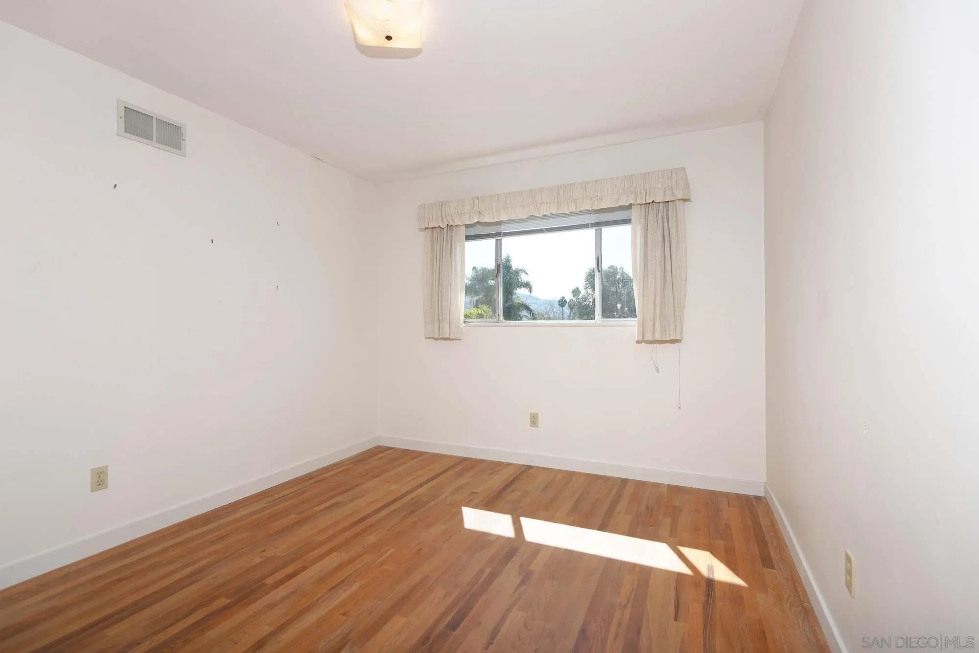 La Jolla, California 92037, United States, 3 Bedrooms Bedrooms, ,2 BathroomsBathrooms,Residential,Pending,18924