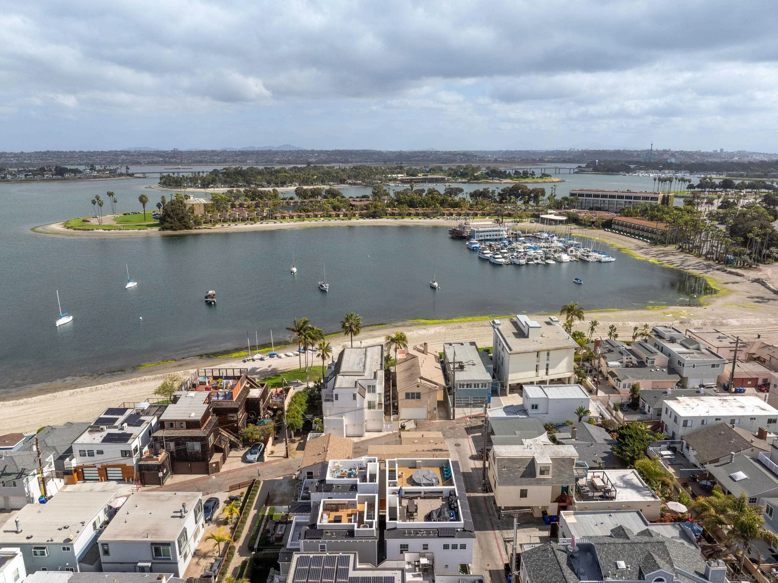 San Diego, California 92109, United States, 3 Bedrooms Bedrooms, ,3 BathroomsBathrooms,Residential,Pending,5498