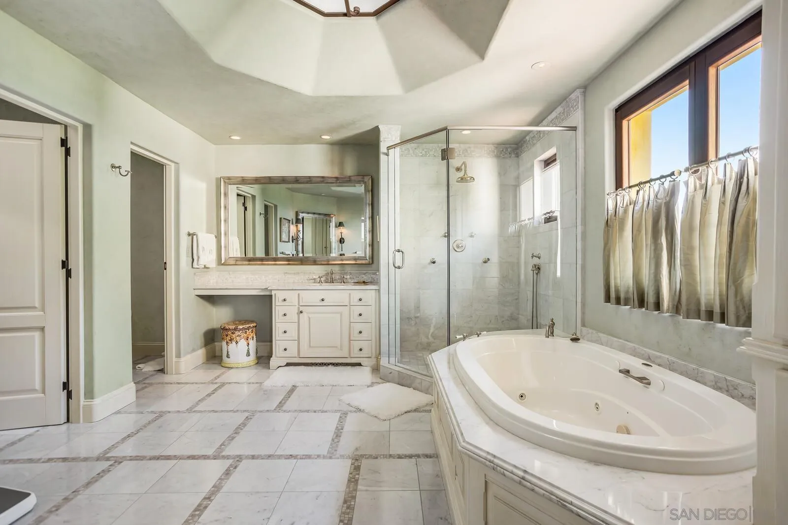 La Jolla, California 92037, United States, 6 Bedrooms Bedrooms, ,8 BathroomsBathrooms,Residential,Pending,5404