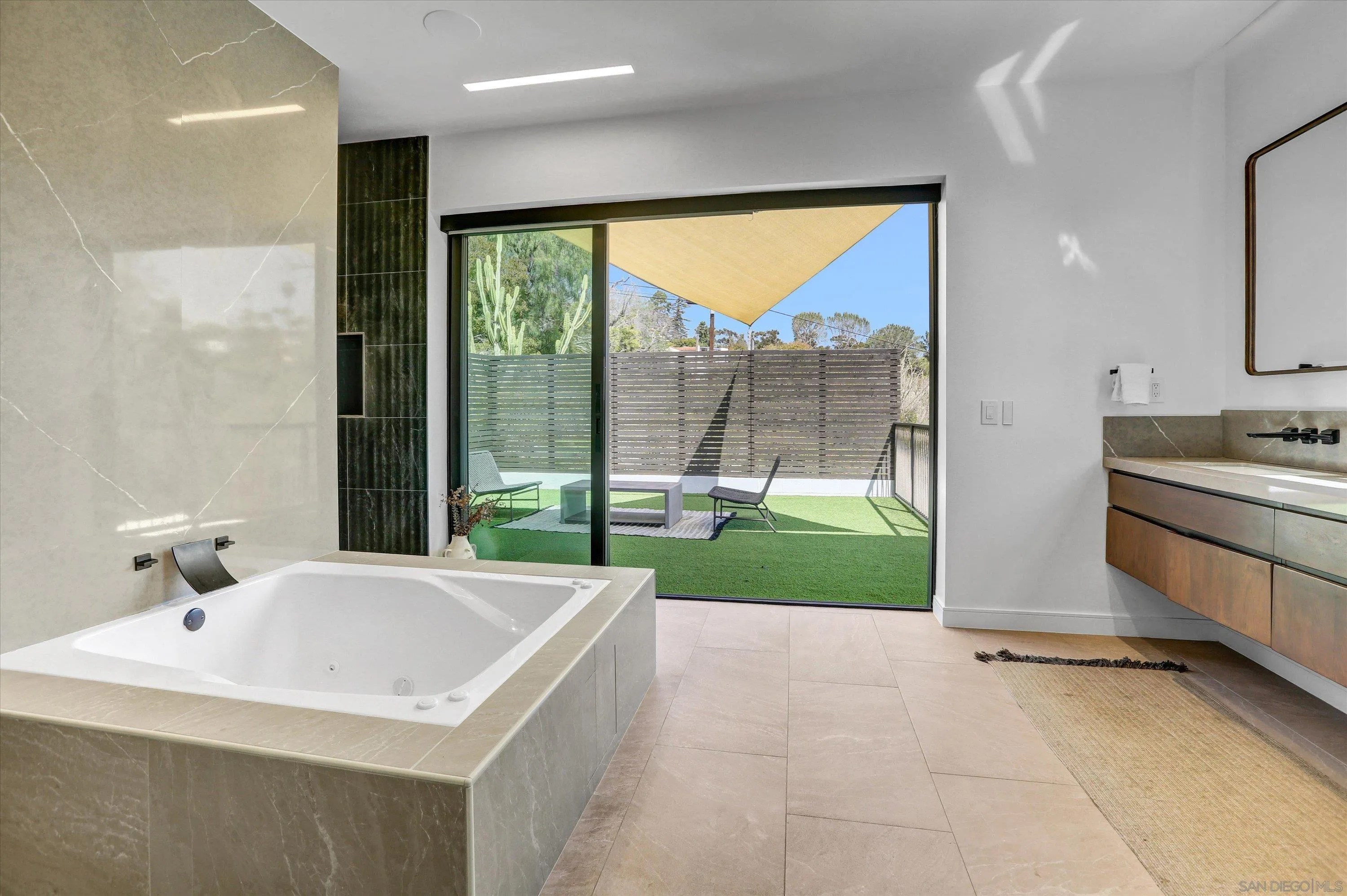 San Diego, California 92110, United States, 3 Bedrooms Bedrooms, ,4 BathroomsBathrooms,Residential,Active,91923