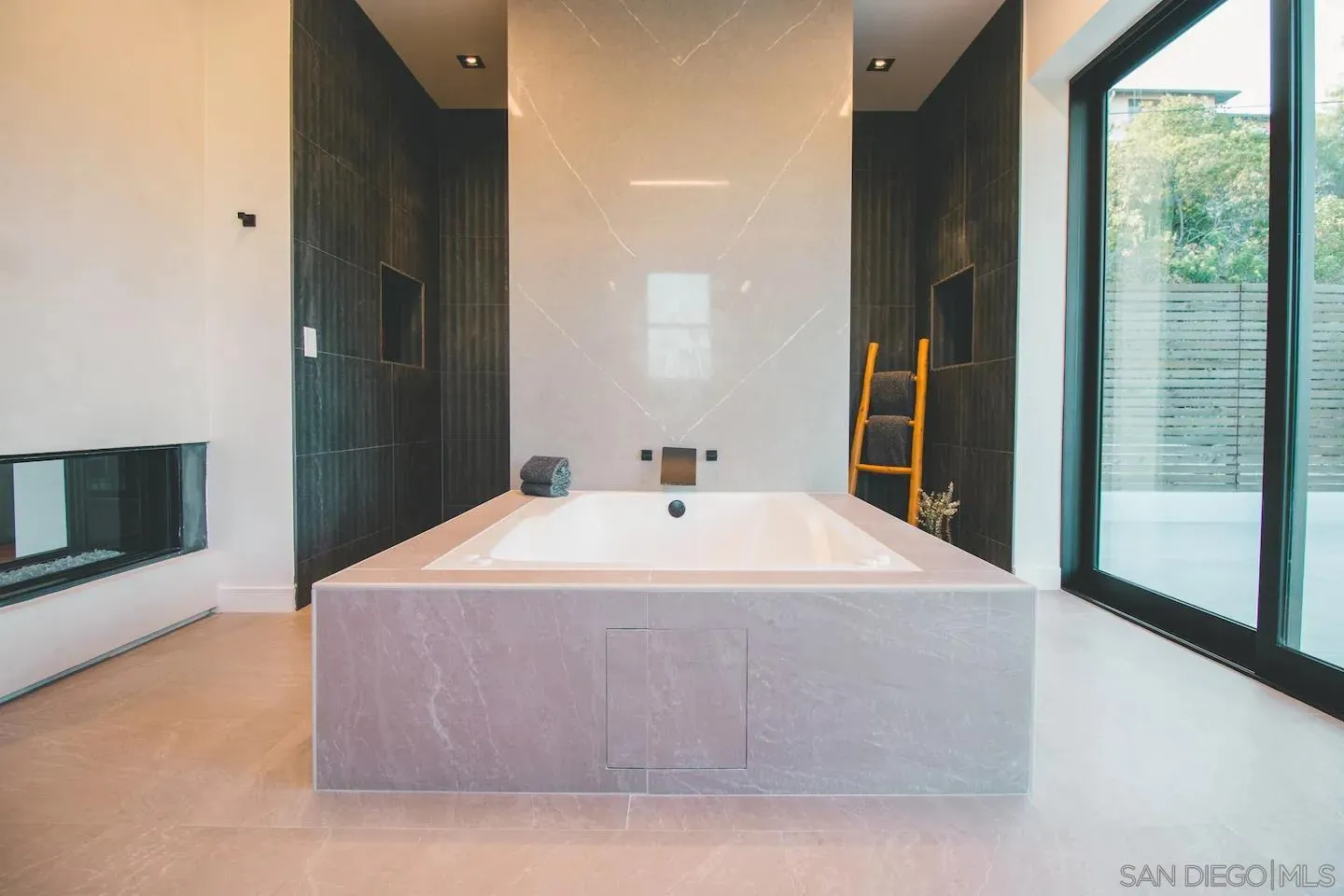 San Diego, California 92110, United States, 3 Bedrooms Bedrooms, ,4 BathroomsBathrooms,Residential,Active,91923