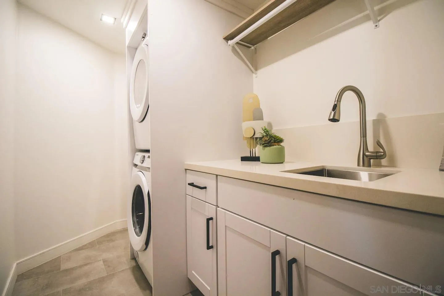 San Diego, California 92110, United States, 3 Bedrooms Bedrooms, ,4 BathroomsBathrooms,Residential,Active,18373