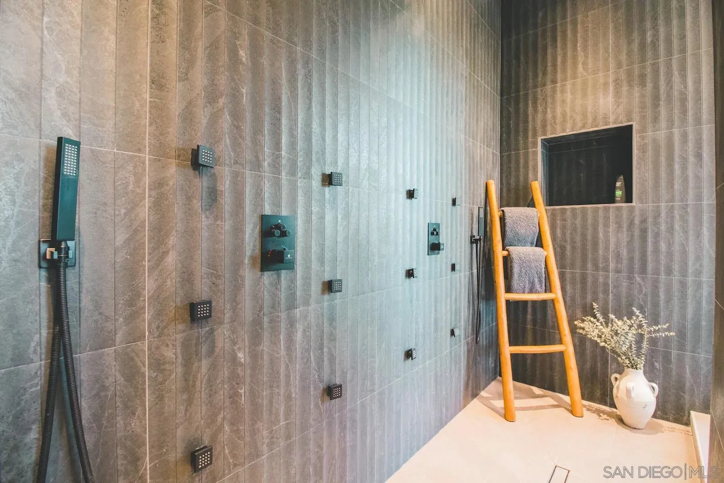 San Diego, California 92110, United States, 3 Bedrooms Bedrooms, ,4 BathroomsBathrooms,Residential,Active,18373