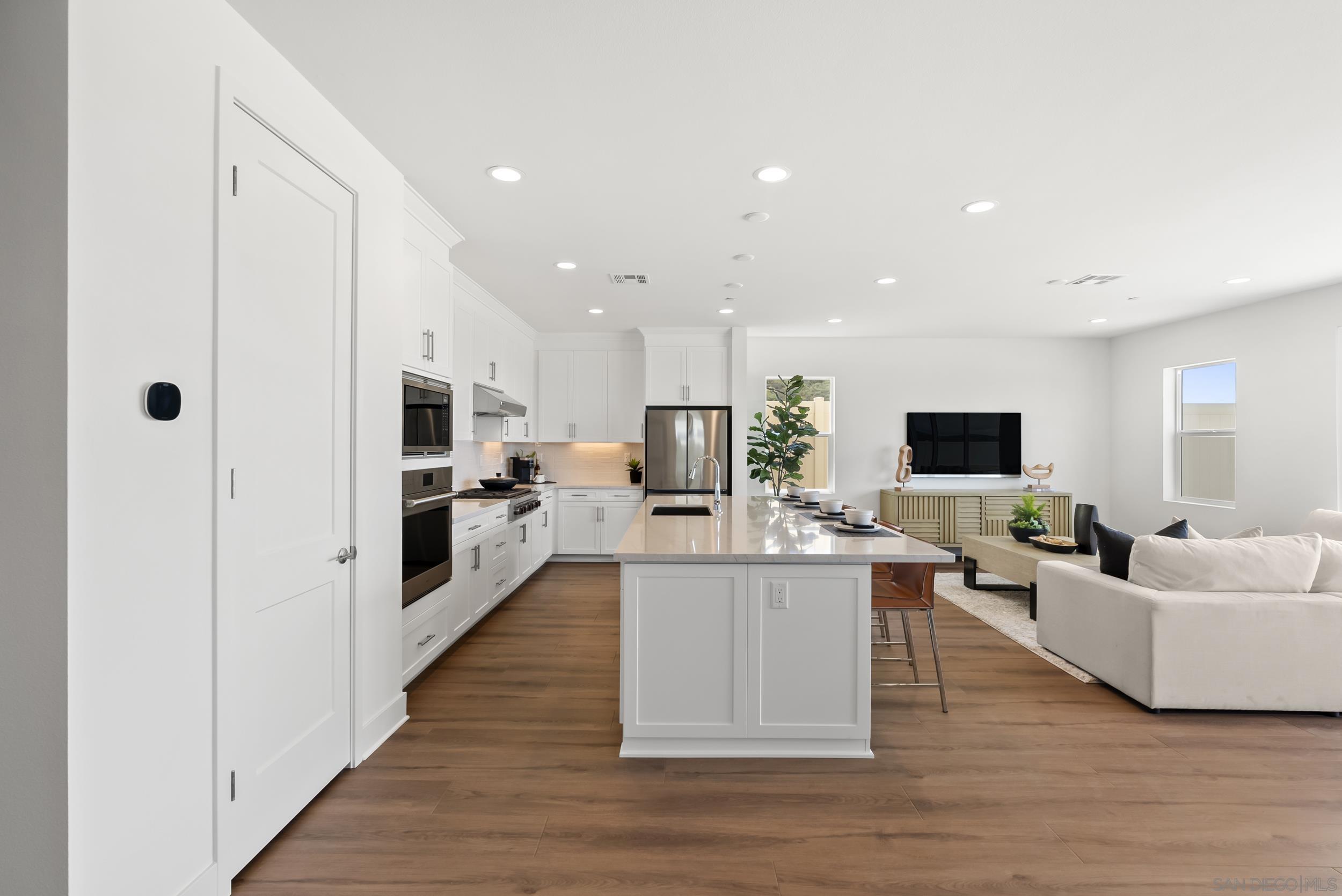 948 Visalia Pl