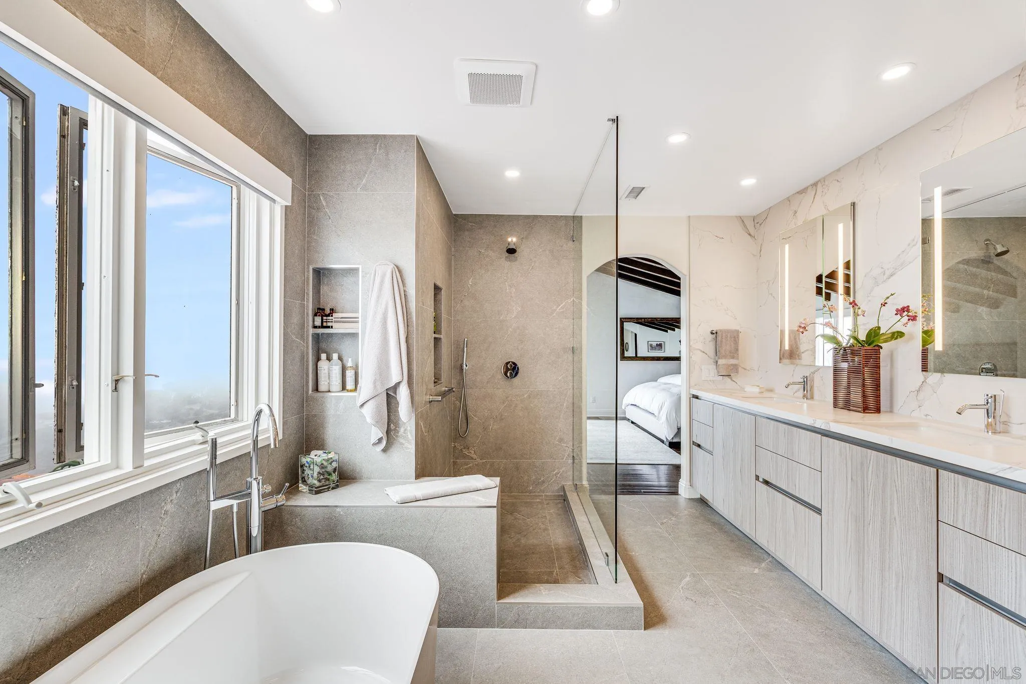 La Jolla, California 92037, United States, 5 Bedrooms Bedrooms, ,6 BathroomsBathrooms,Residential,Active,131710