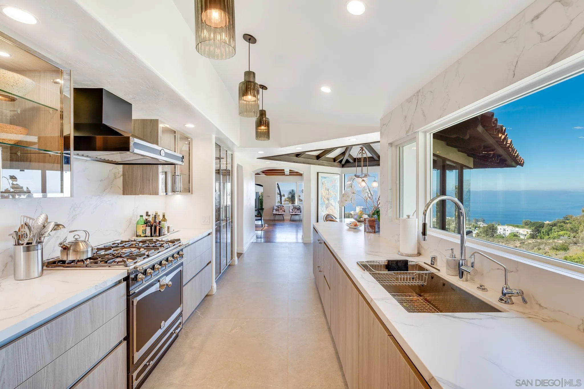 La Jolla, California 92037, United States, 5 Bedrooms Bedrooms, ,6 BathroomsBathrooms,Residential,Active,131710