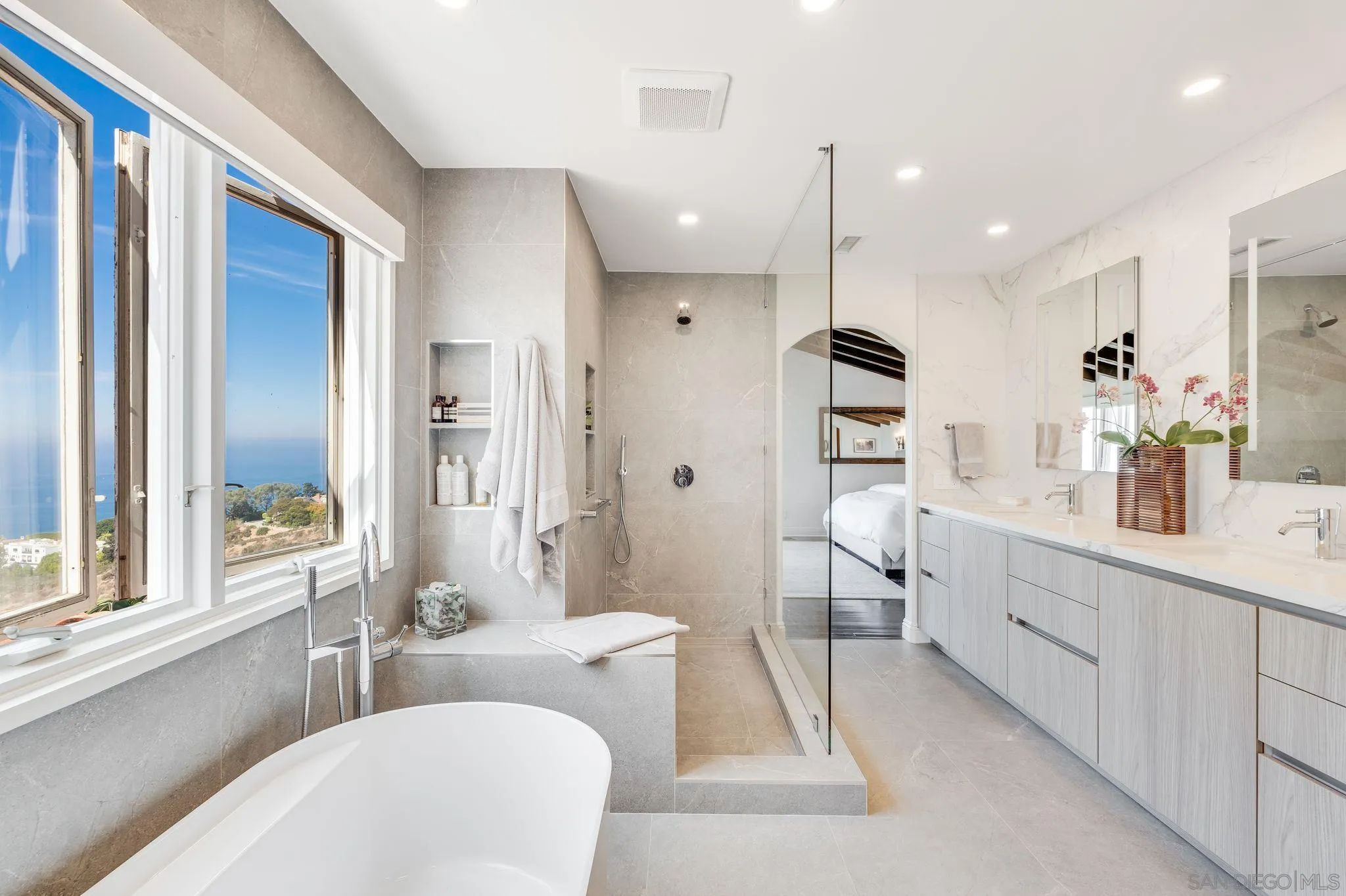 La Jolla, California 92037, United States, 5 Bedrooms Bedrooms, ,6 BathroomsBathrooms,Residential,Active,131710