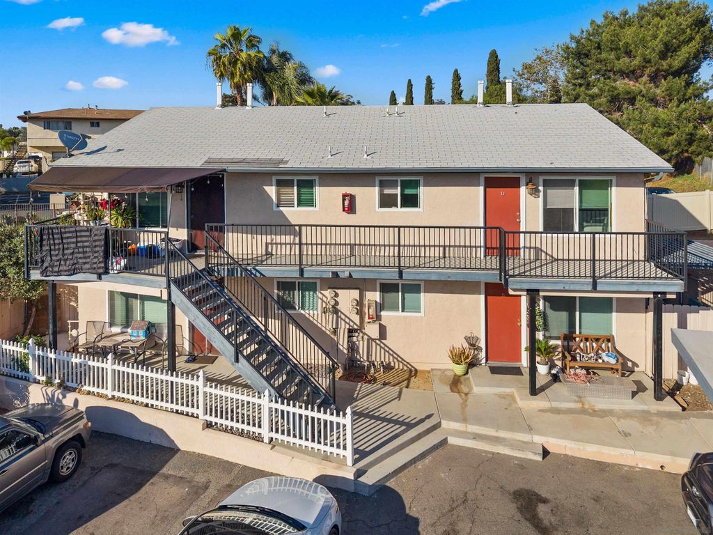 Photo of 836 Sinkler Way, Vista, CA 92083 (MLS # 250027307)