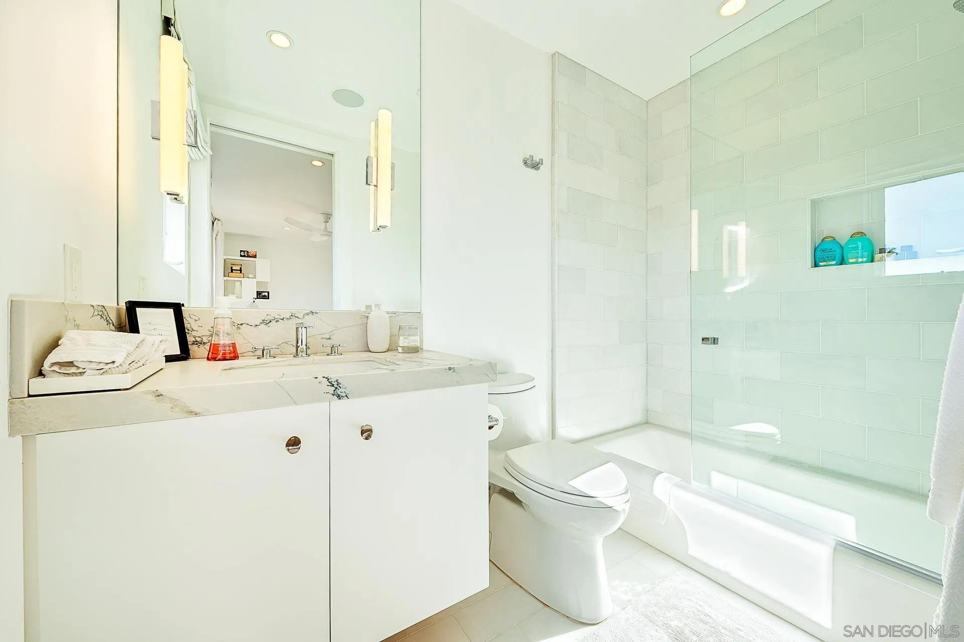 La Jolla, California 92037, United States, 3 Bedrooms Bedrooms, ,4 BathroomsBathrooms,Residential,Active,160502