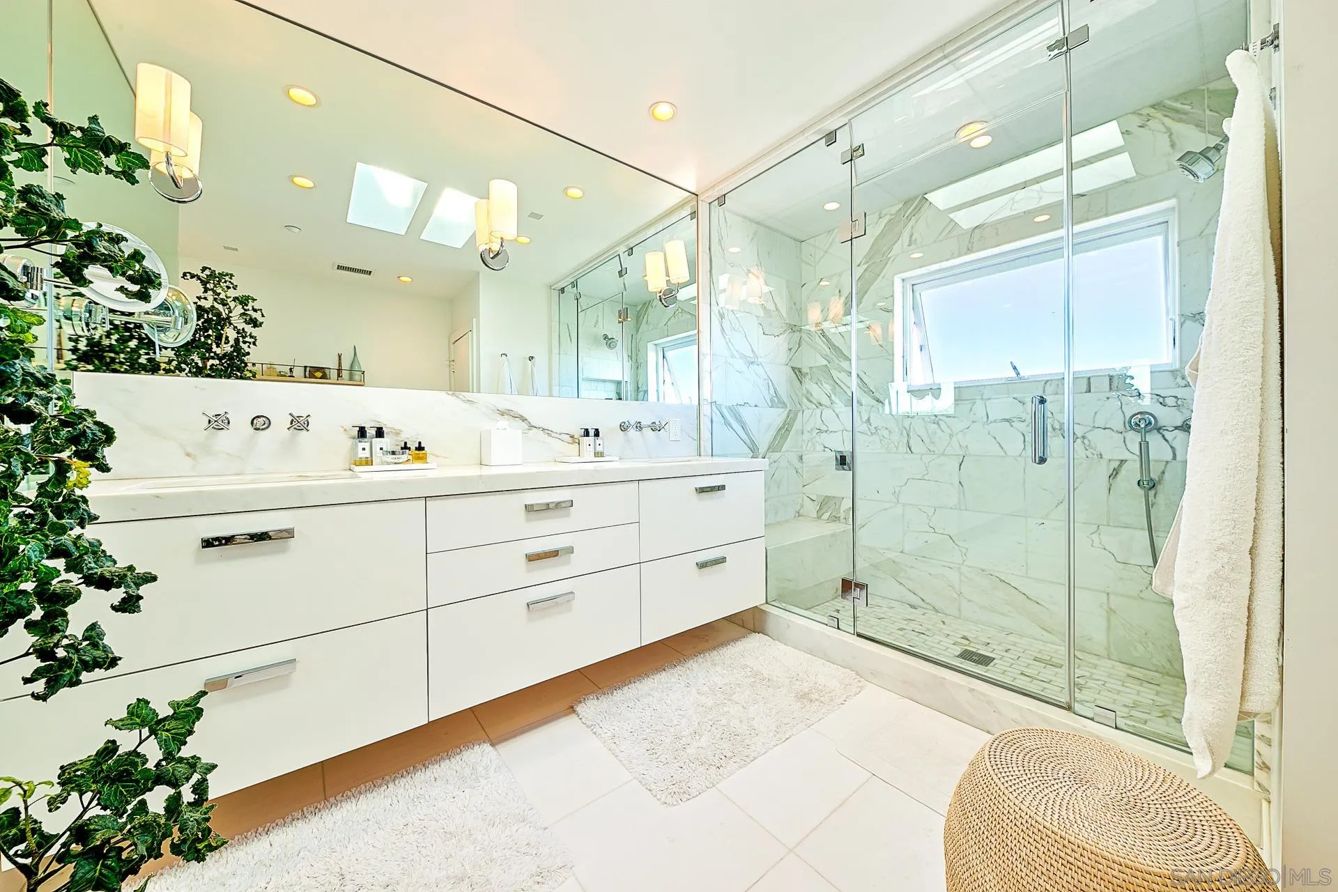 La Jolla, California 92037, United States, 3 Bedrooms Bedrooms, ,4 BathroomsBathrooms,Residential,Active,160502