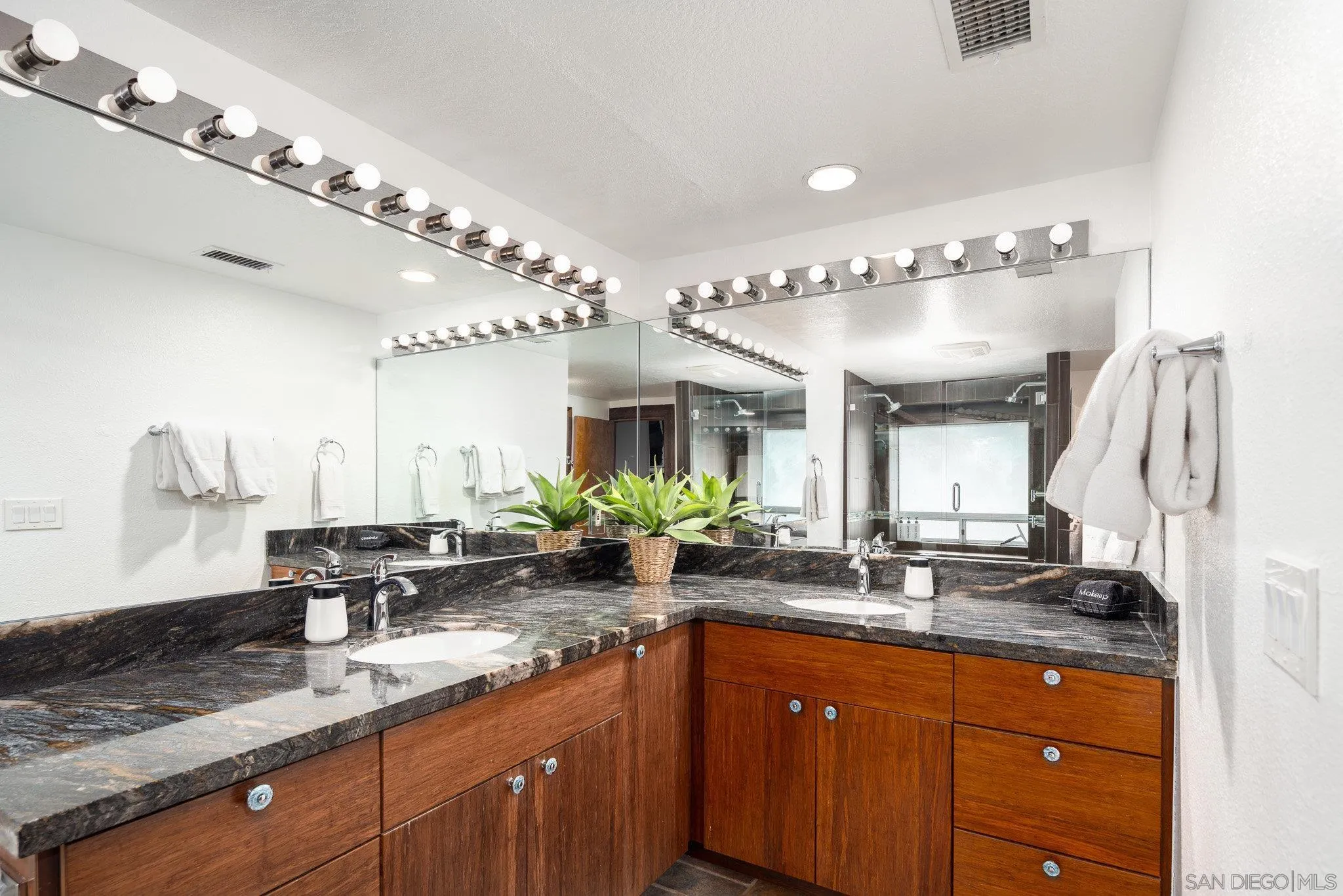 Vista, California 92084, United States, 4 Bedrooms Bedrooms, ,4 BathroomsBathrooms,Residential,Pending,17129