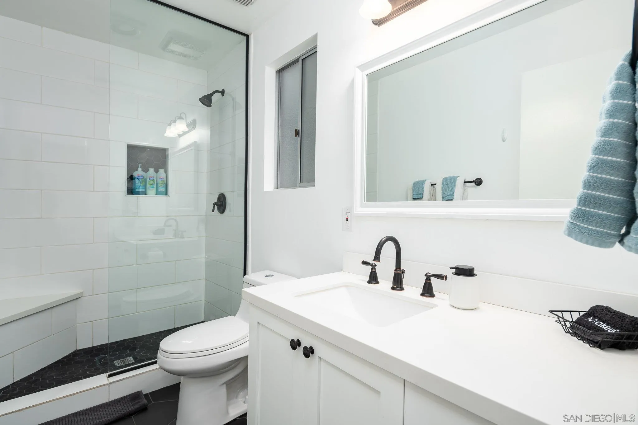 Vista, California 92084, United States, 4 Bedrooms Bedrooms, ,4 BathroomsBathrooms,Residential,Pending,17129