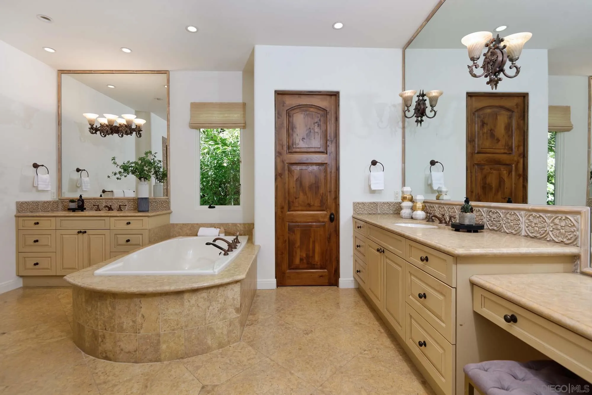 La Jolla, California 92037, United States, 5 Bedrooms Bedrooms, ,6 BathroomsBathrooms,Residential,Active,114723