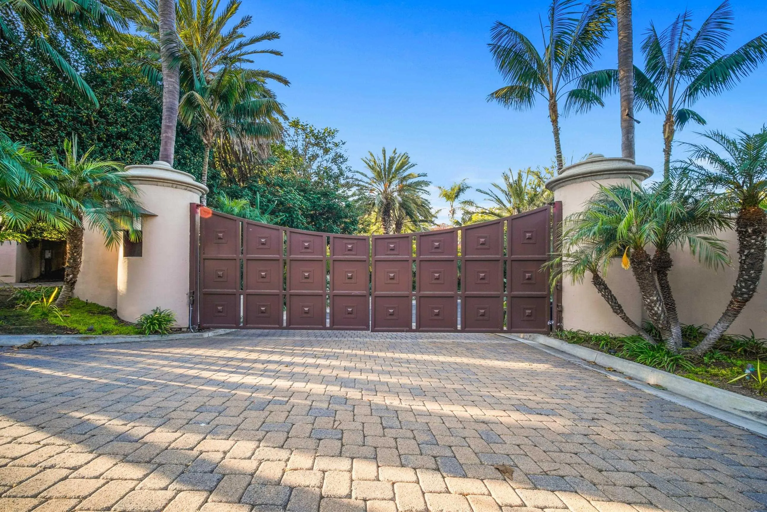 La Jolla, California 92037, United States, 5 Bedrooms Bedrooms, ,6 BathroomsBathrooms,Residential,Active,114723