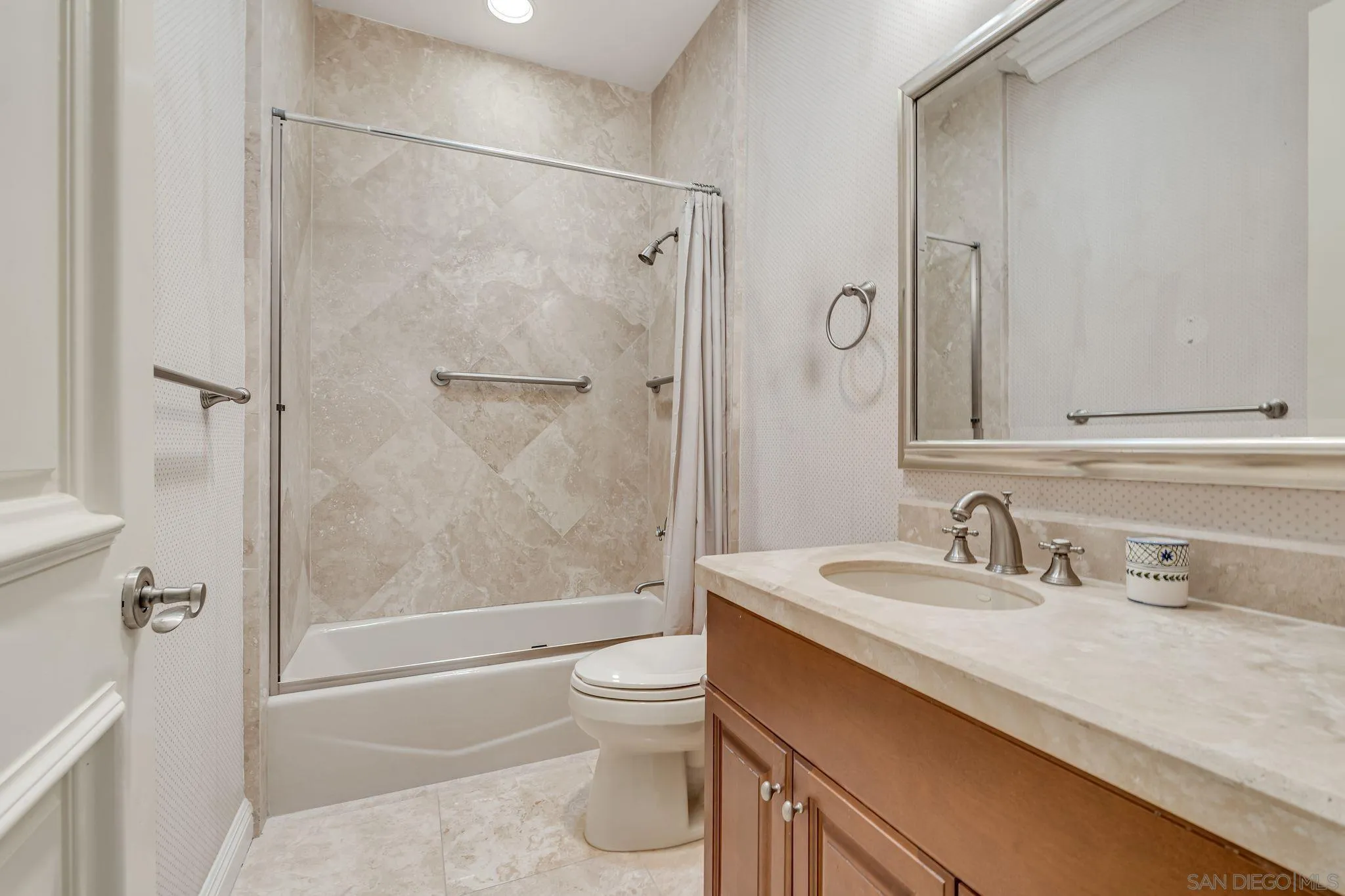 La Jolla, California 92037, United States, 2 Bedrooms Bedrooms, ,3 BathroomsBathrooms,Residential,Pending,27339