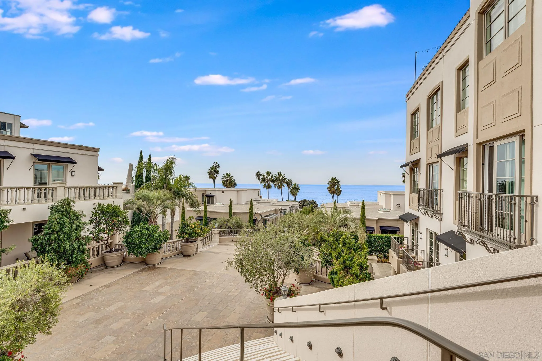 La Jolla, California 92037, United States, 2 Bedrooms Bedrooms, ,3 BathroomsBathrooms,Residential,Pending,27339