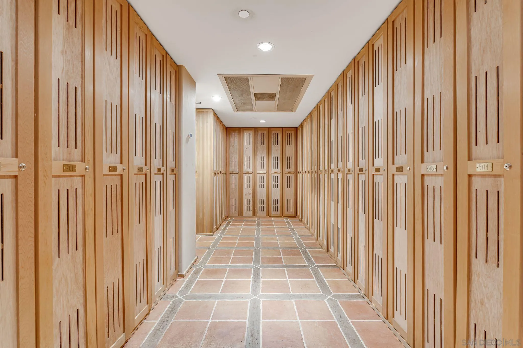 La Jolla, California 92037, United States, 2 Bedrooms Bedrooms, ,3 BathroomsBathrooms,Residential,Pending,27339