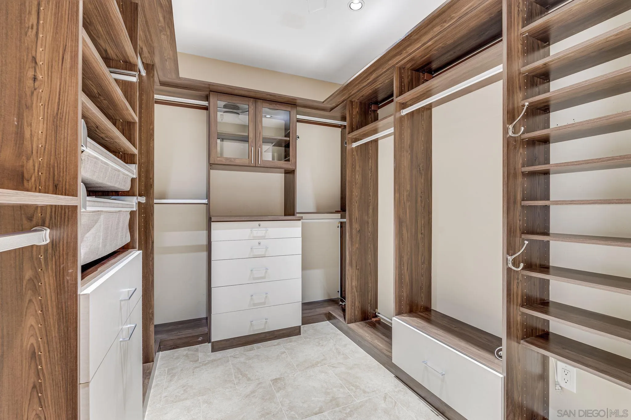 La Jolla, California 92037, United States, 2 Bedrooms Bedrooms, ,3 BathroomsBathrooms,Residential,Pending,27339