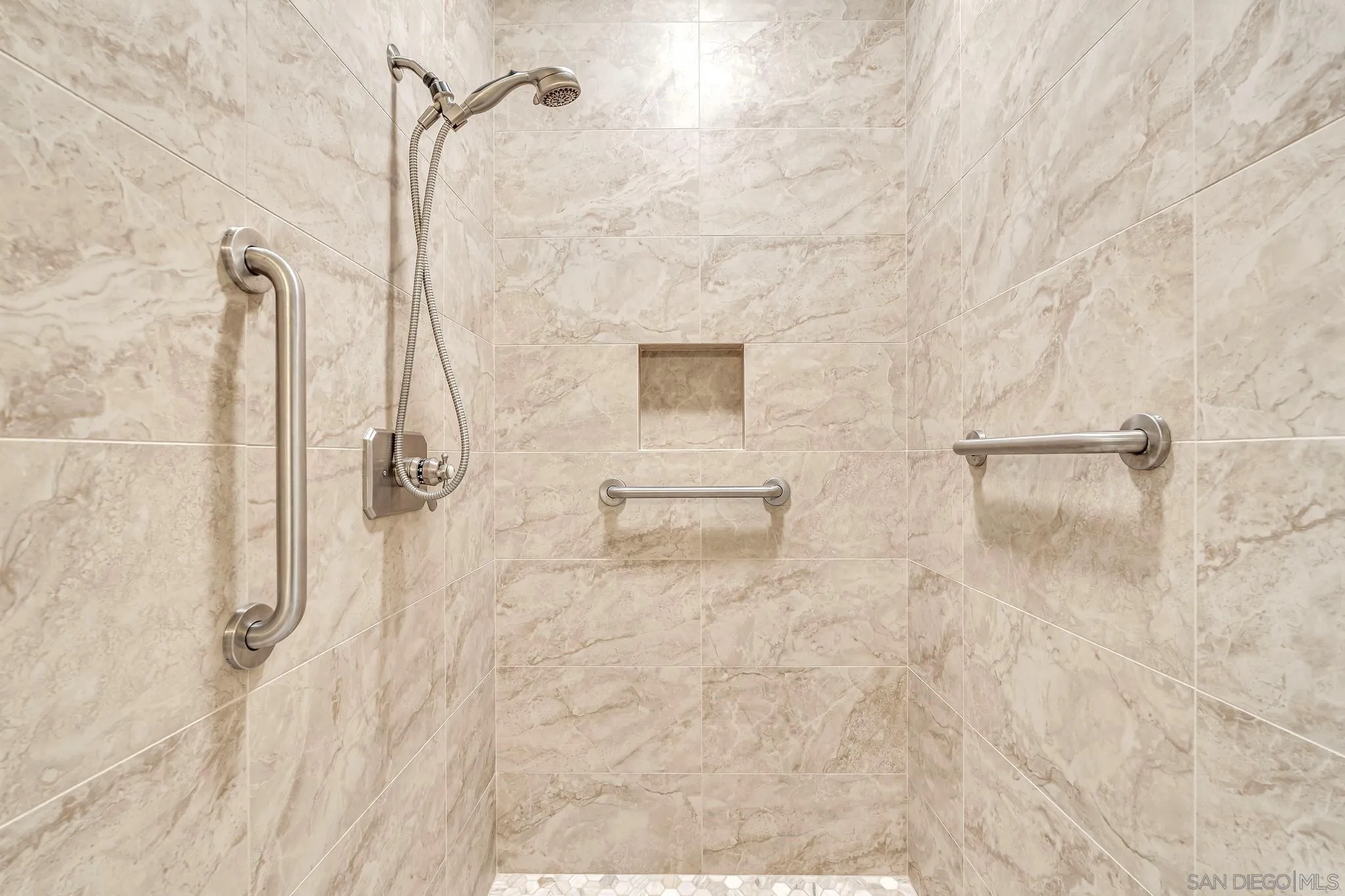 La Jolla, California 92037, United States, 2 Bedrooms Bedrooms, ,3 BathroomsBathrooms,Residential,Pending,27339