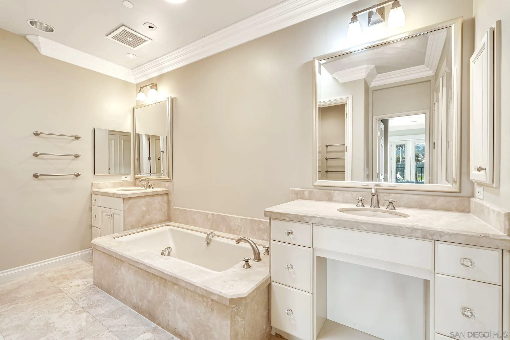 La Jolla, California 92037, United States, 2 Bedrooms Bedrooms, ,3 BathroomsBathrooms,Residential,Pending,27339