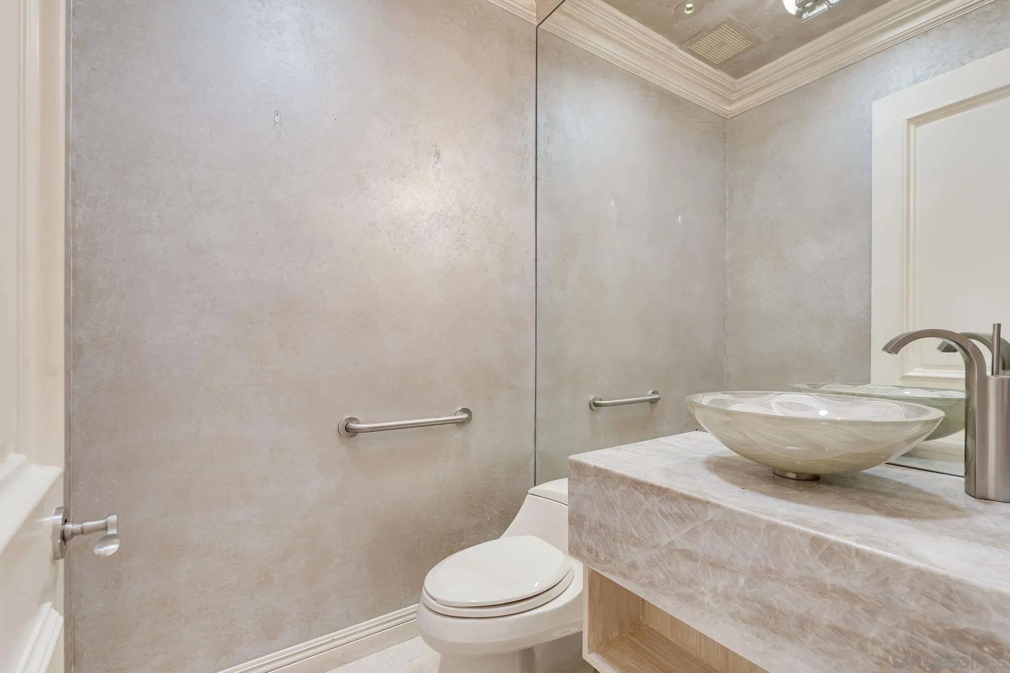 La Jolla, California 92037, United States, 2 Bedrooms Bedrooms, ,3 BathroomsBathrooms,Residential,Pending,27339