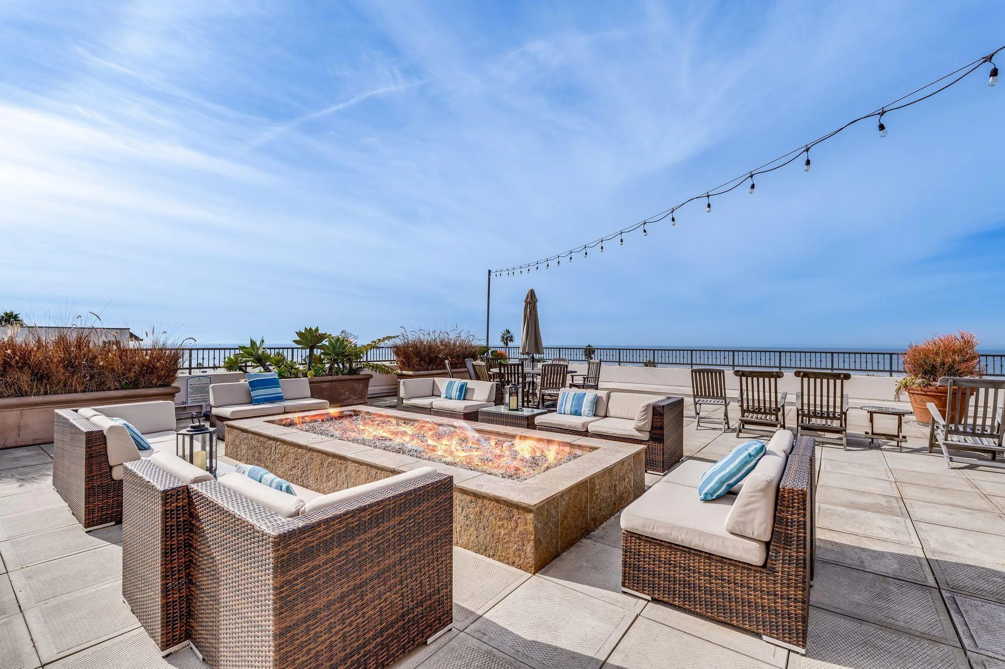 La Jolla, California 92037, United States, 2 Bedrooms Bedrooms, ,3 BathroomsBathrooms,Residential,Pending,27339