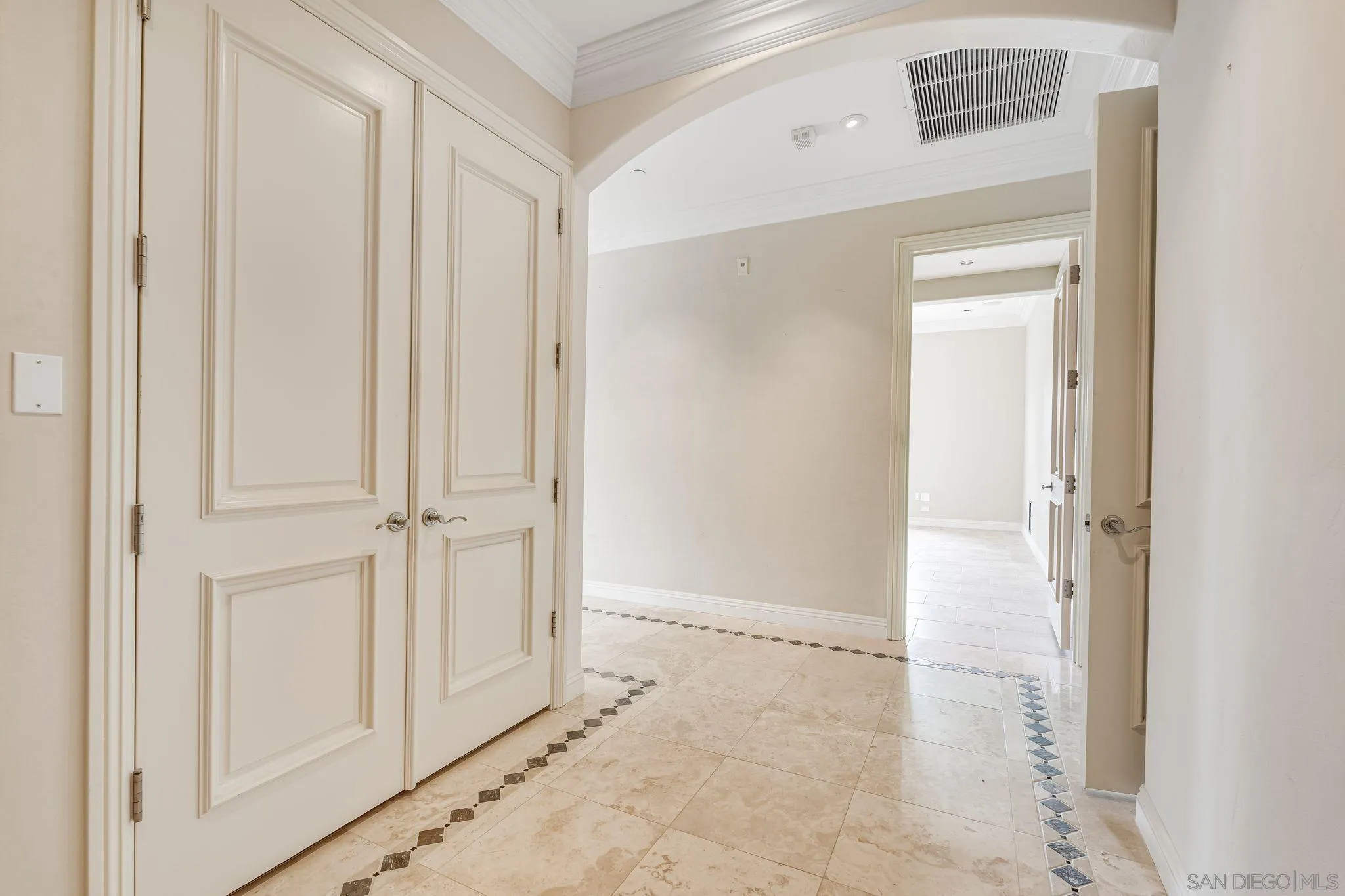 La Jolla, California 92037, United States, 2 Bedrooms Bedrooms, ,3 BathroomsBathrooms,Residential,Pending,27339