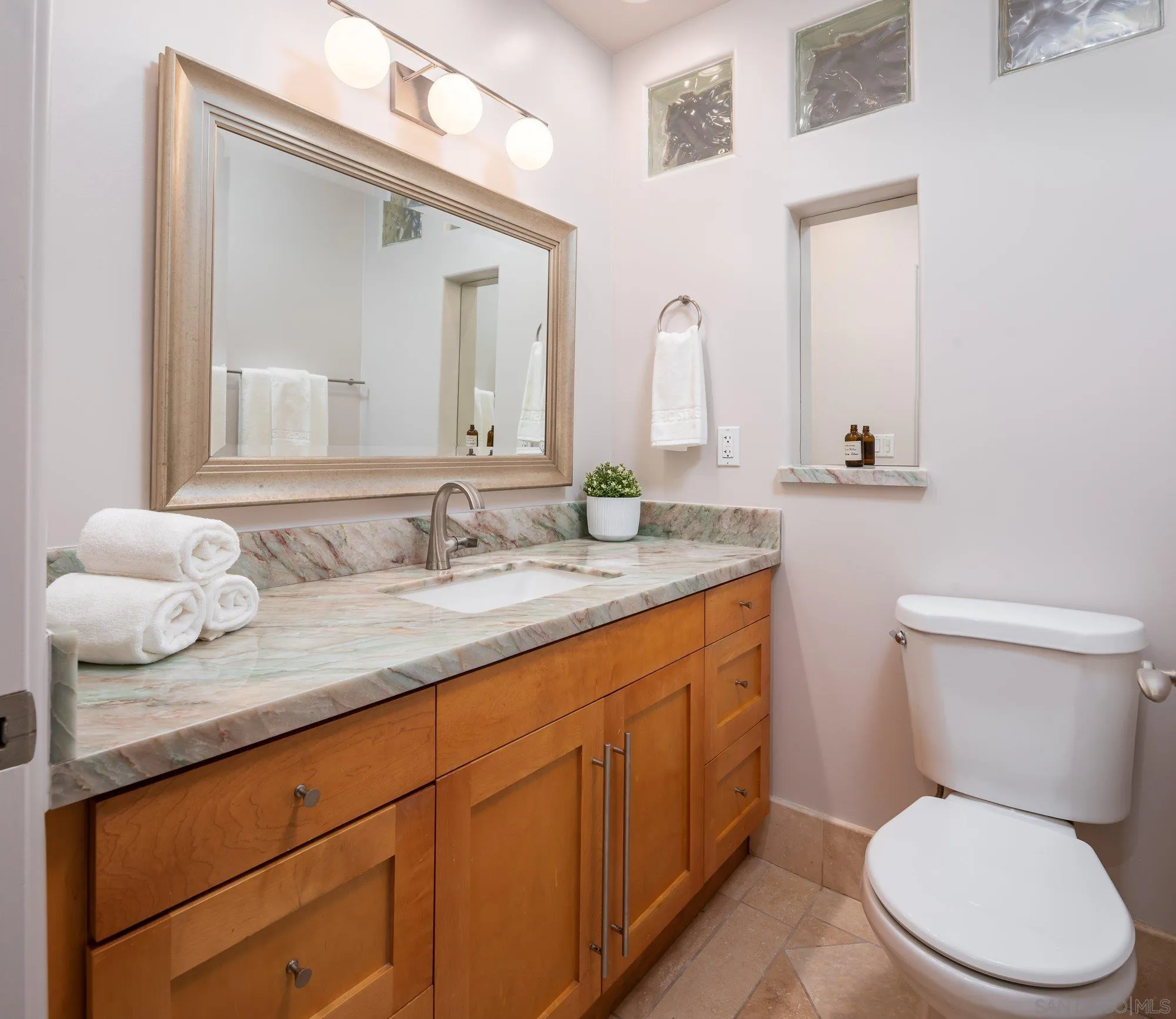 La Jolla, California 92037, United States, 2 Bedrooms Bedrooms, ,2 BathroomsBathrooms,Residential,Pending,41601