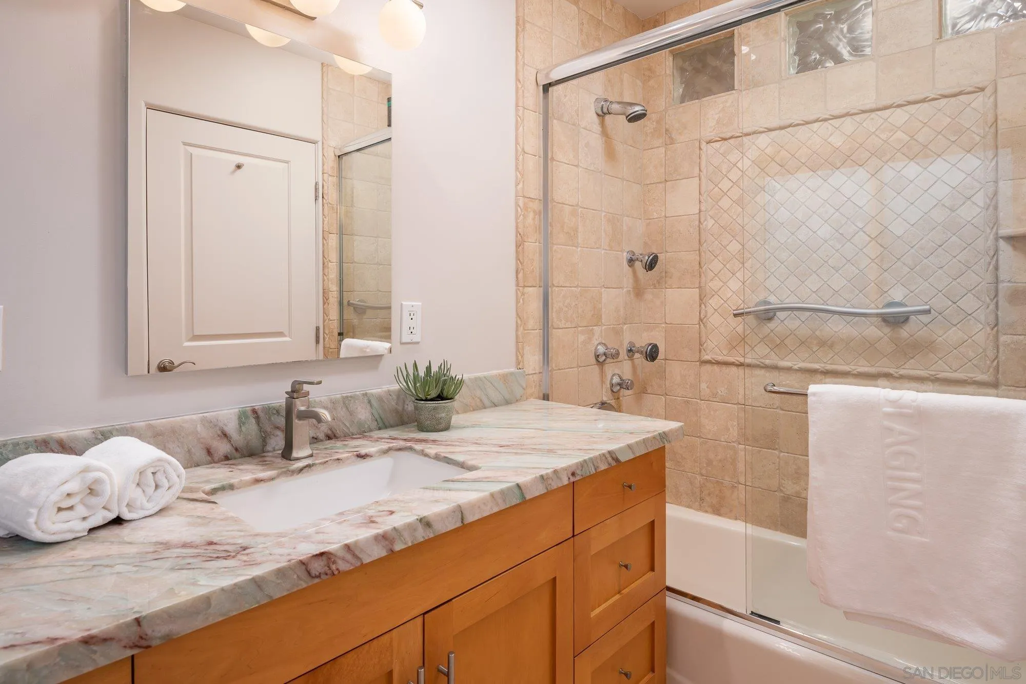 La Jolla, California 92037, United States, 2 Bedrooms Bedrooms, ,2 BathroomsBathrooms,Residential,Pending,41601