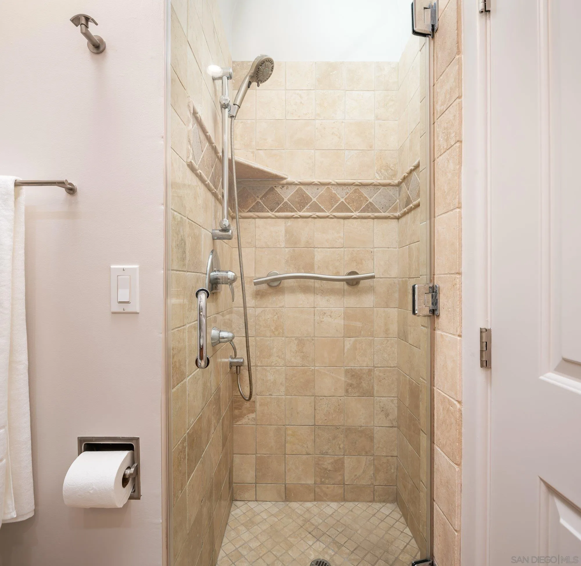 La Jolla, California 92037, United States, 2 Bedrooms Bedrooms, ,2 BathroomsBathrooms,Residential,Pending,41601