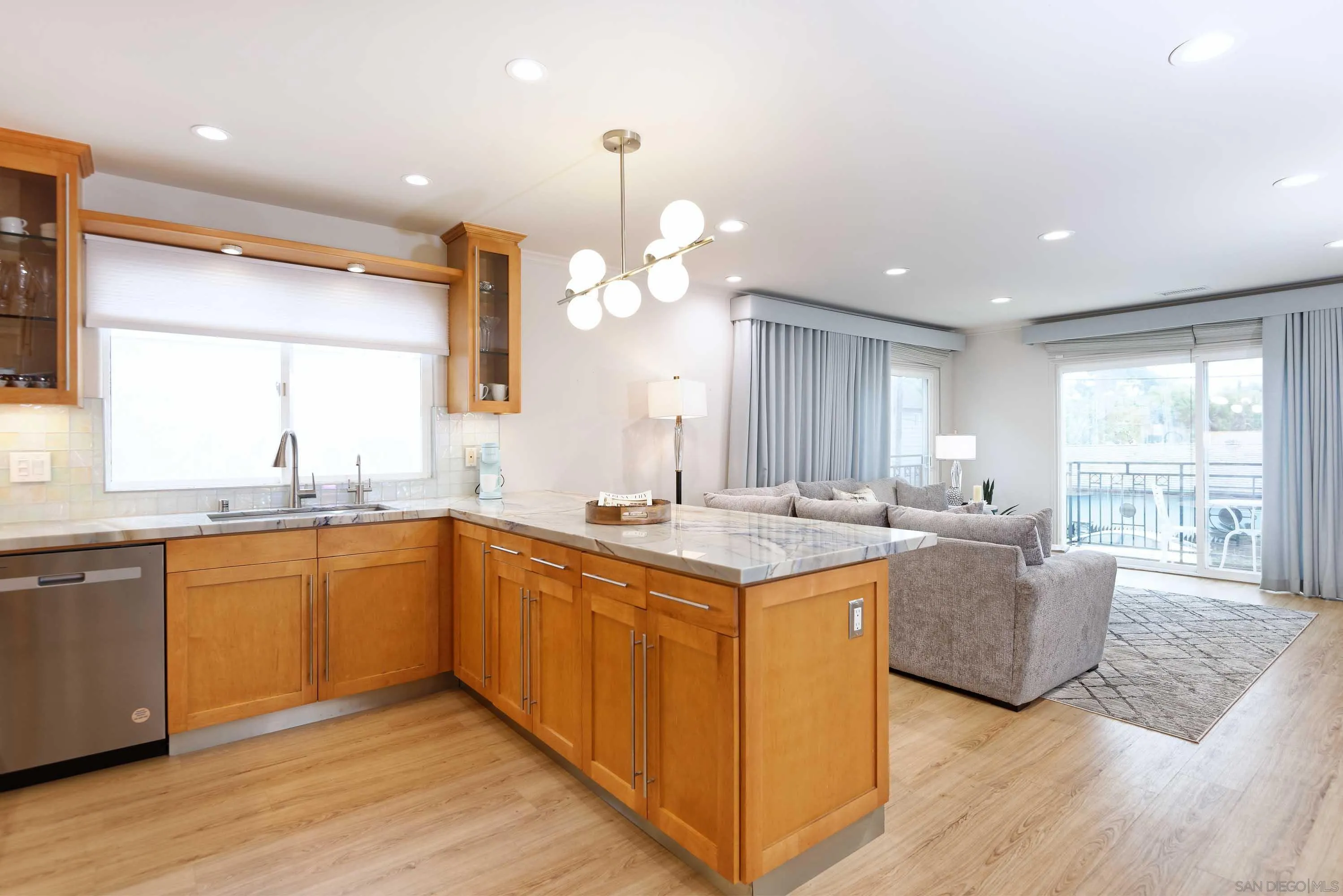 La Jolla, California 92037, United States, 2 Bedrooms Bedrooms, ,2 BathroomsBathrooms,Residential,Pending,41601